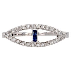 Französisch 1930er Art Deco Blaue Edelsteine Diamanten 18 Karat Weißgold Navette Ring