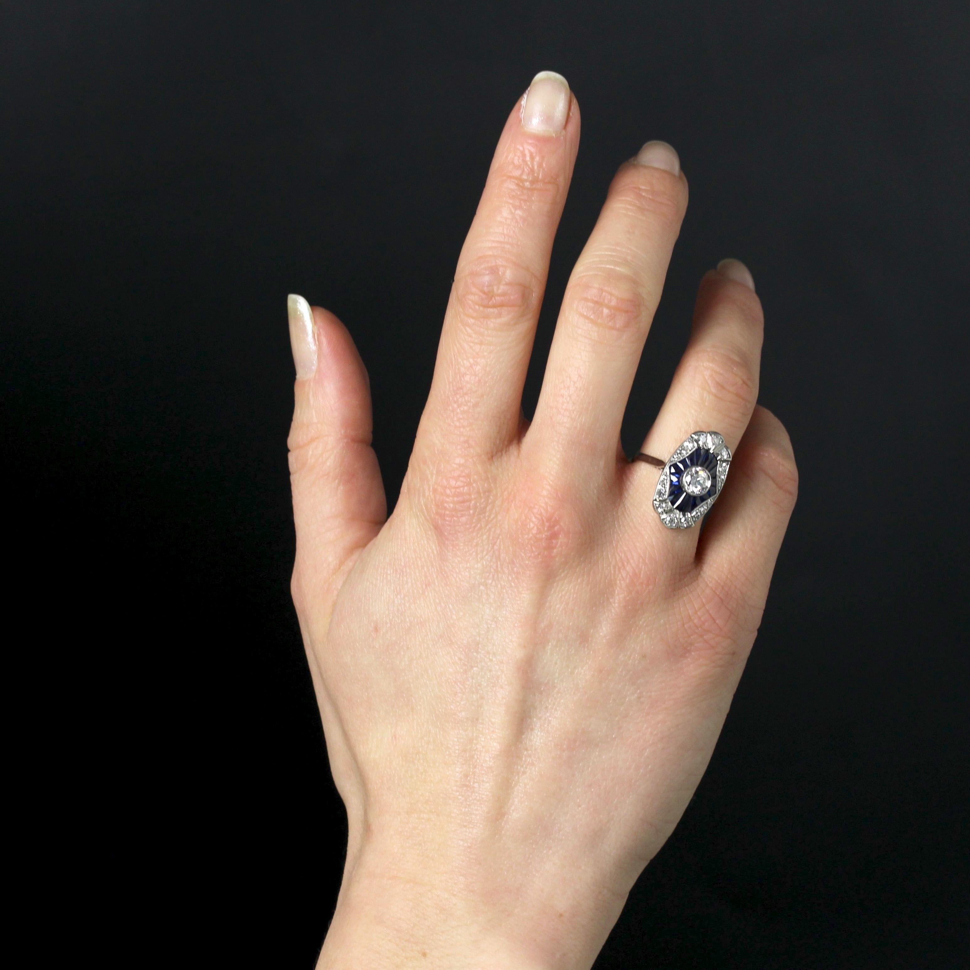 French 1930s Art Deco Calibrated Sapphires Diamonds Platinum Ring In Excellent Condition For Sale In Poitiers, FR