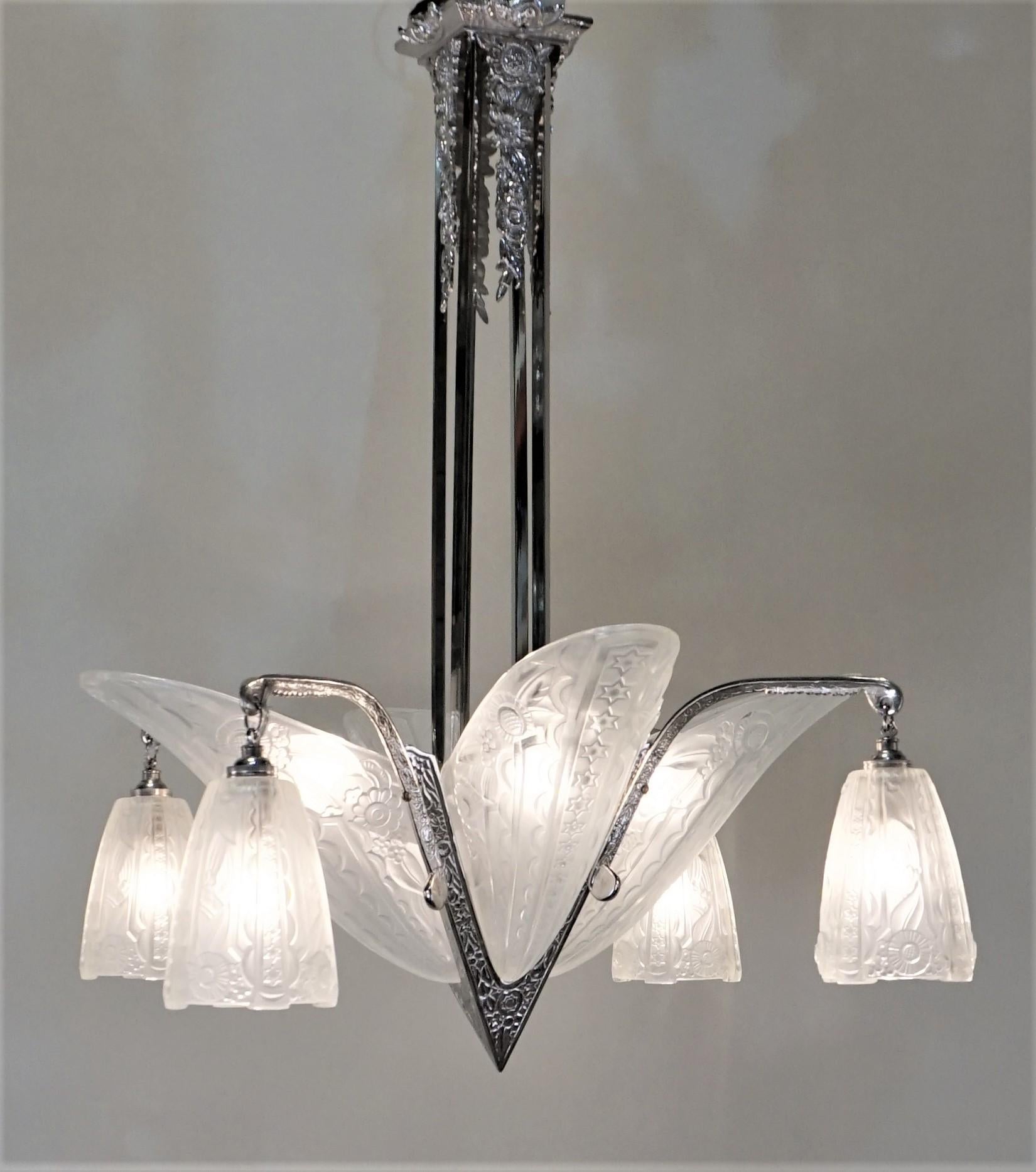 French 1930 Art Deco chandelier in beautiful design nickel on bronze frame and clear frost glass shades.
Eight lights 60 watt each.