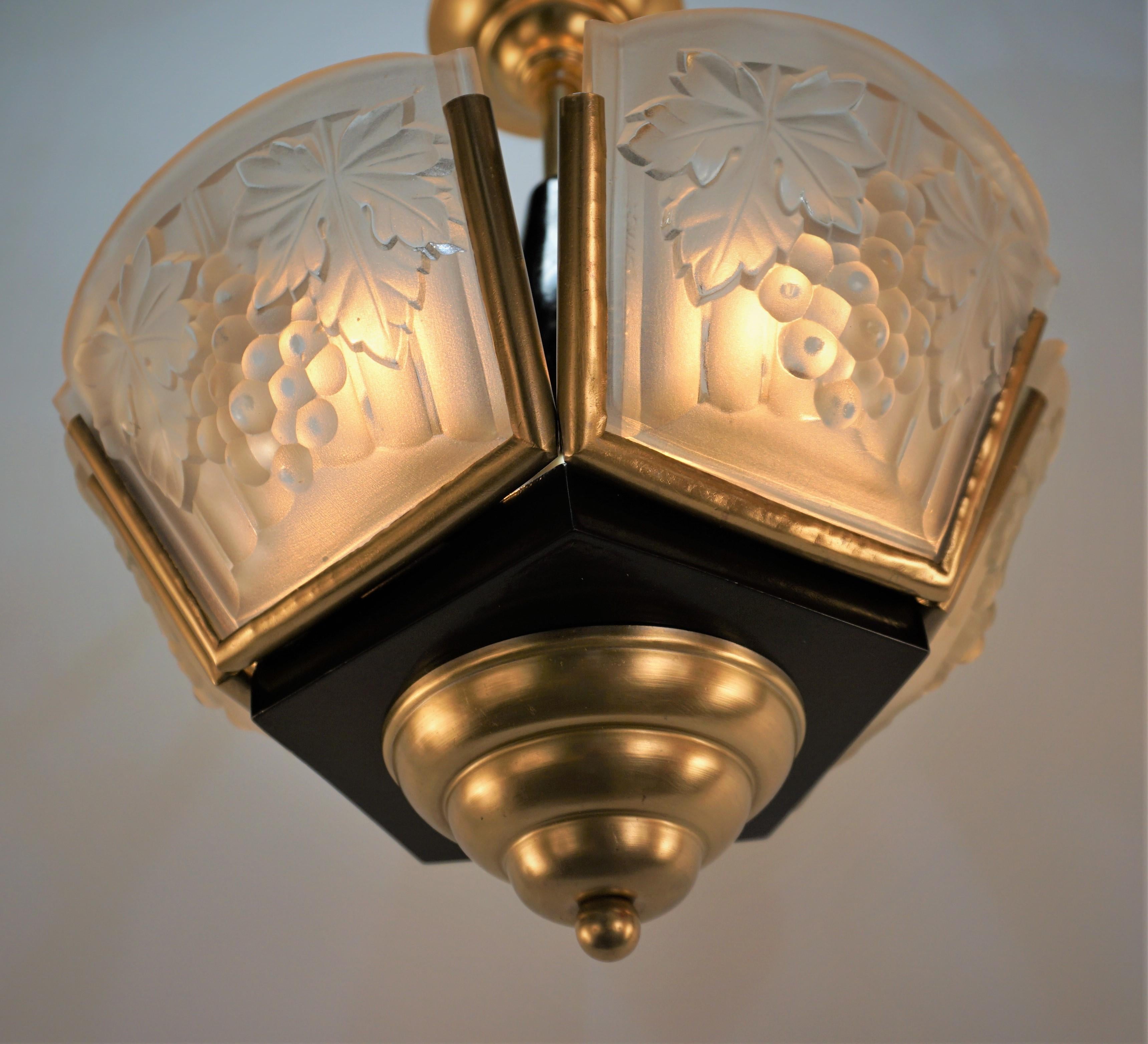 schöne fünf Platten klar Frost Glas mit Bronze und schwarz lackiertem Holz Französisch 1930's Art Deco-Kronleuchter.
Professionell neu verkabelt und einbaufertig.
5 Leuchten mit je maximal 100 Watt. 