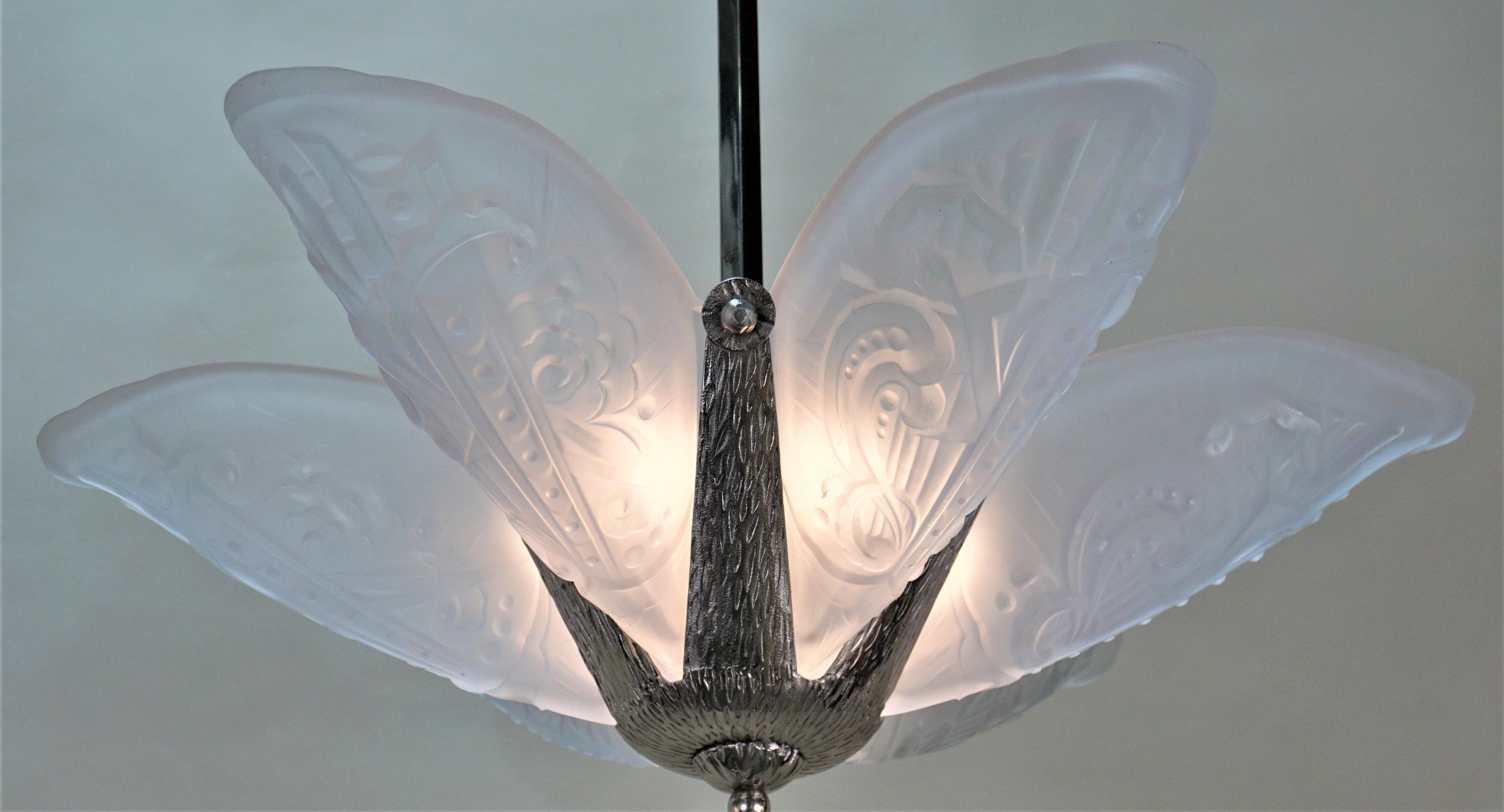 French 1930s six clear Frost glass shade with nickel plated frame Art Deco chandelier.
The height is 22.5