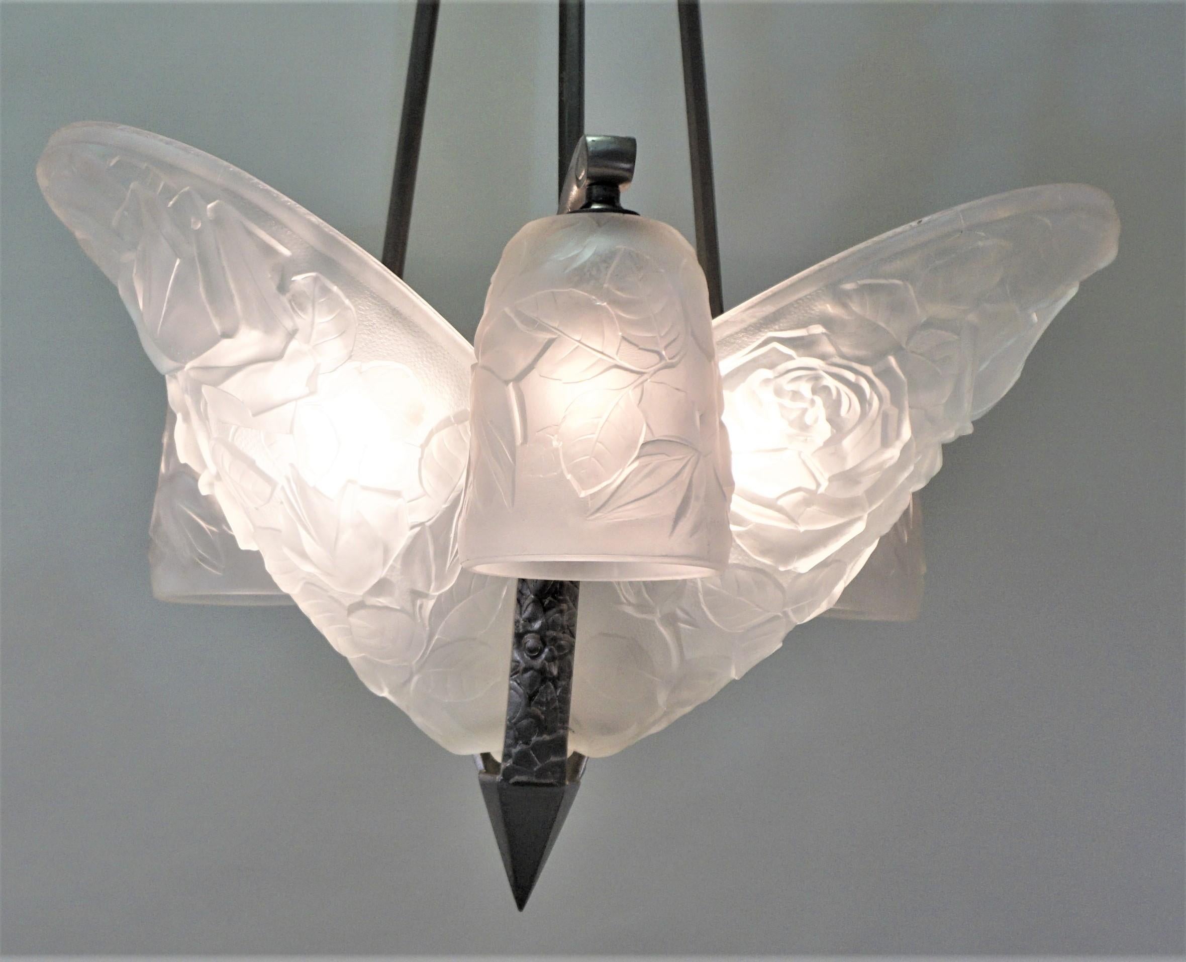 French 1930s clear frost glass and nickel on bronze Art Deco chandelier.
Six shades nine lights, 60 watts max each.