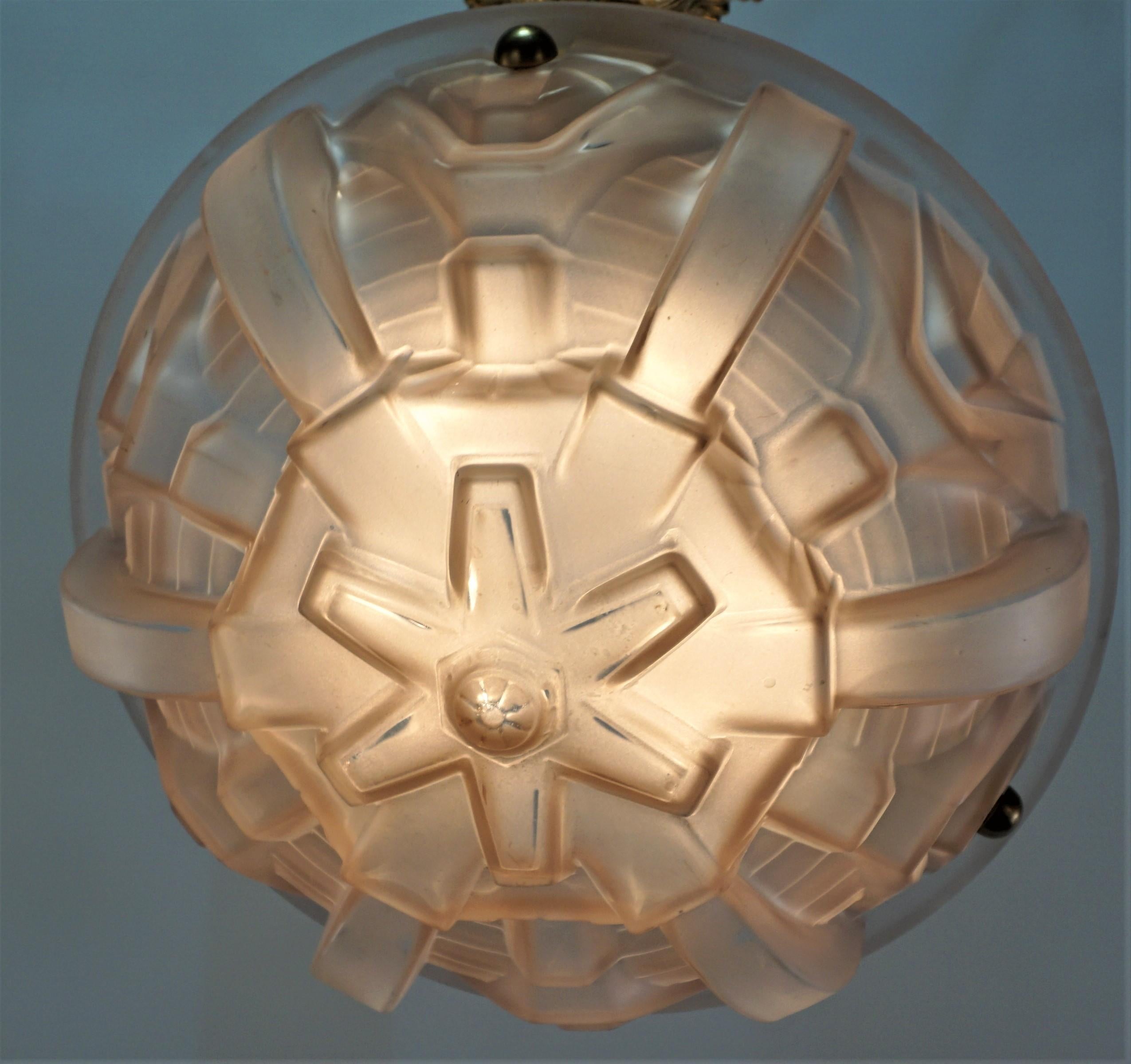 Fantastisches geometrisches Design Frost Pfirsich Farbe Glas mit Bronze Montage Art Deco-Kronleuchter. 
Sechs Lichter mit je maximal 60 Watt.