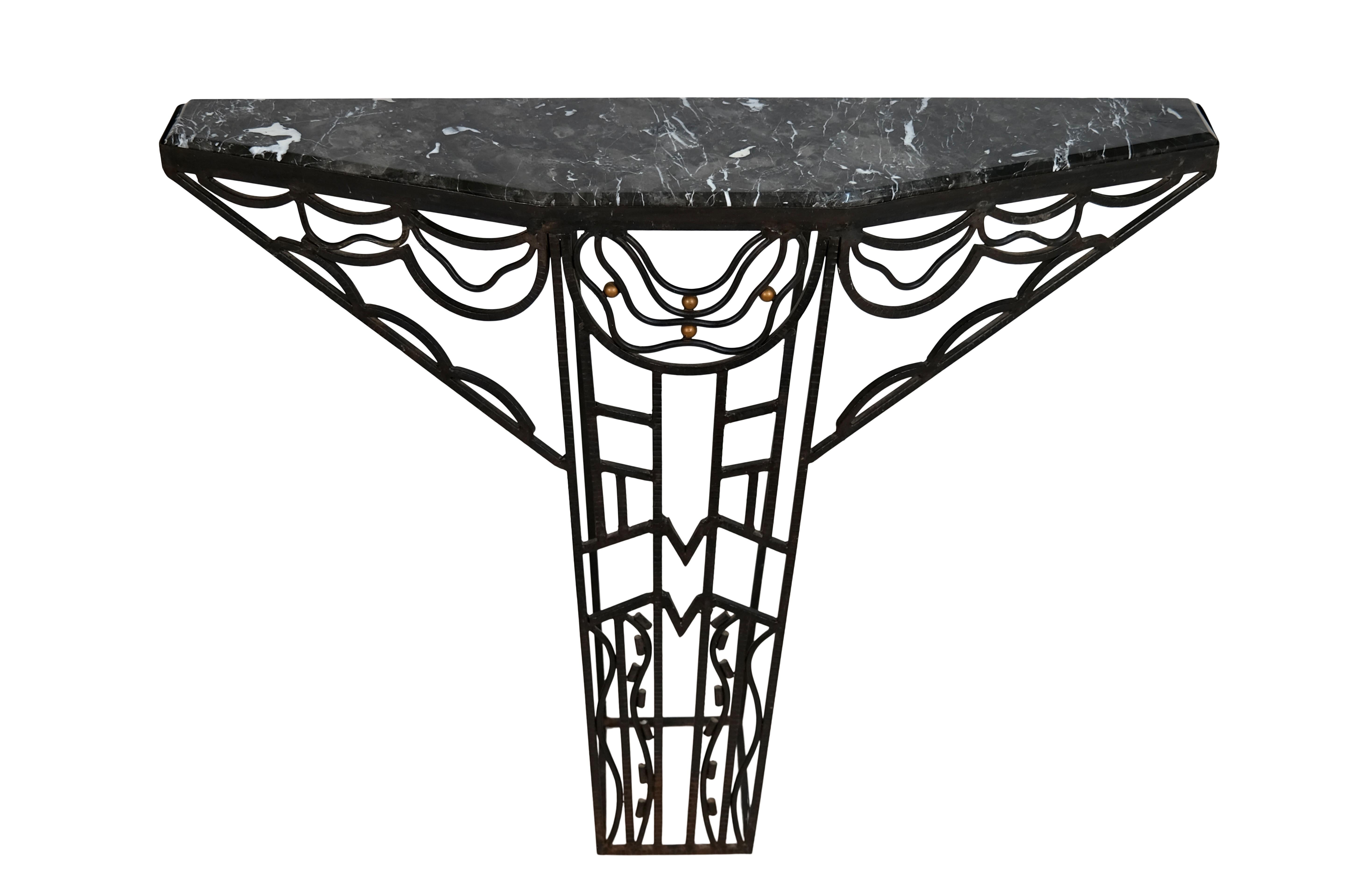 This wrought iron console with marble top is an original piece from the French Art Deco era of the 1930s. The wrought iron frame was skillfully crafted, showcasing the craftsmanship and attention to detail typical of the Art Deco era. The curved