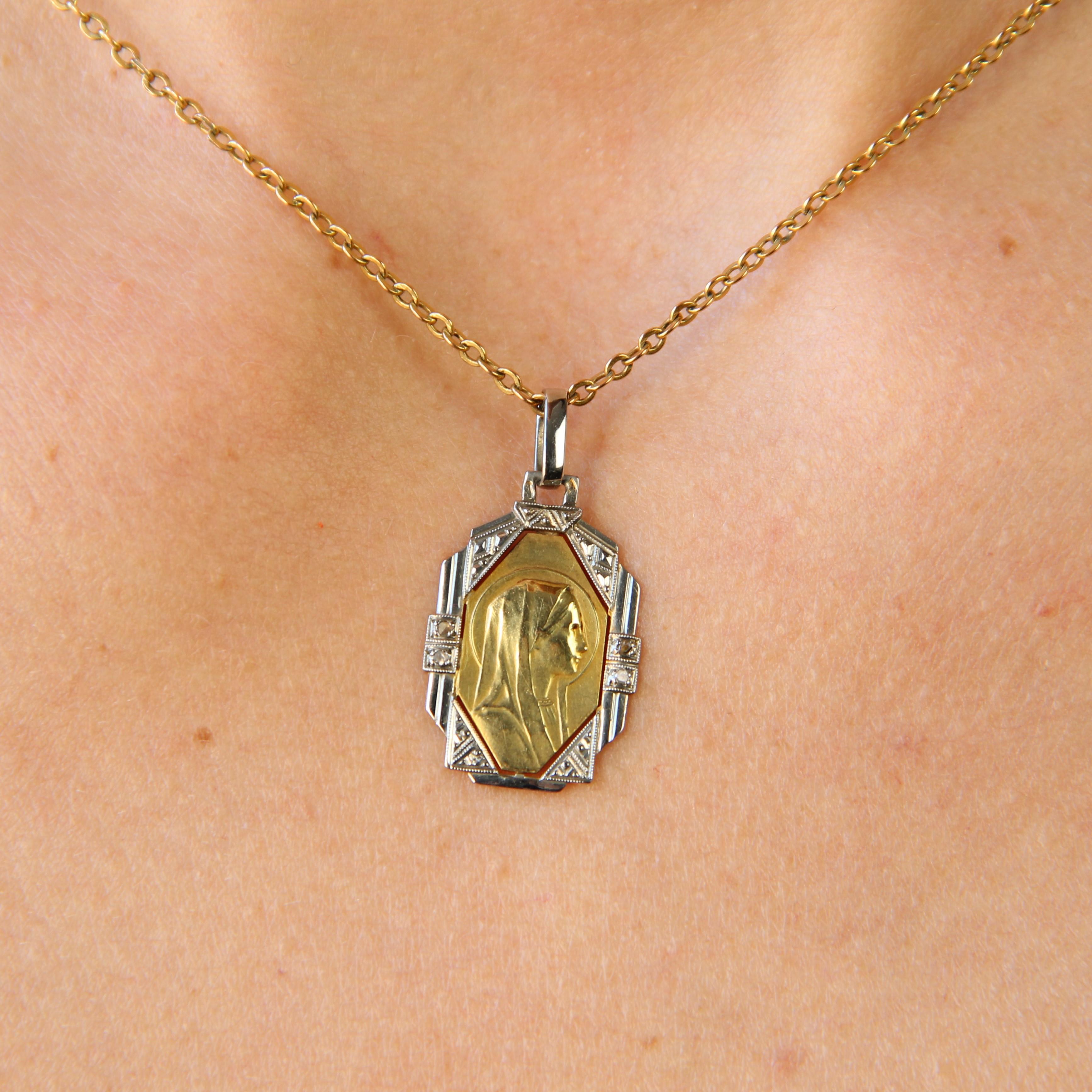 Médaille de la Vierge Marie française Art déco des années 1930 en or jaune et blanc 18 carats avec diamants en vente 2