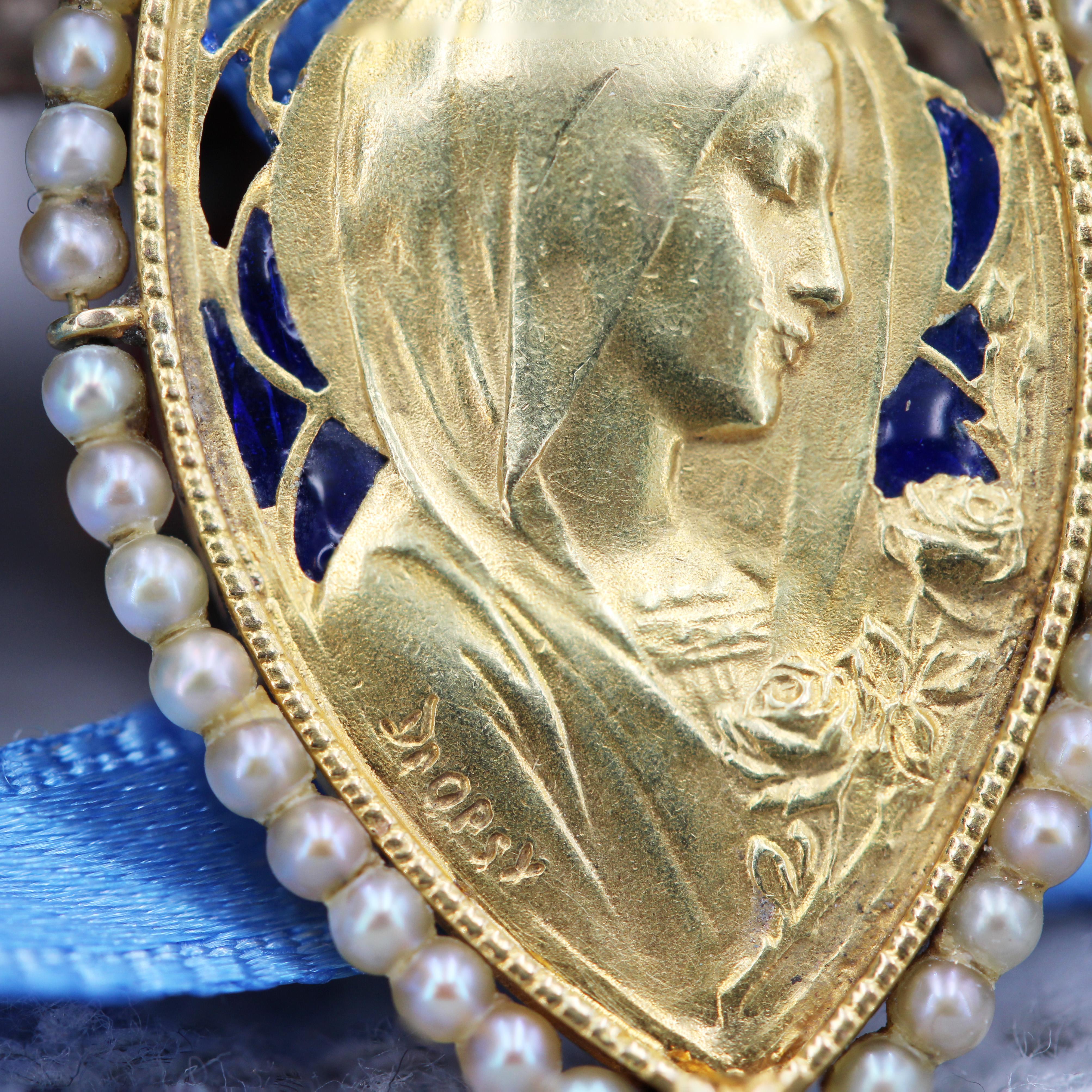French 1930s Art Deco Enamel Natural Pearl 18 Karat Yellow Gold Virgin Medal For Sale 3