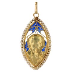 Médaille vierge française Art déco des années 1930 en or jaune 18 carats, émail et perles naturelles