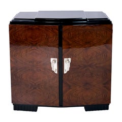 Französisches Art Deco Highboard aus den 1930er Jahren mit Nussbaumfurnier und schwarzem Lackkorpus