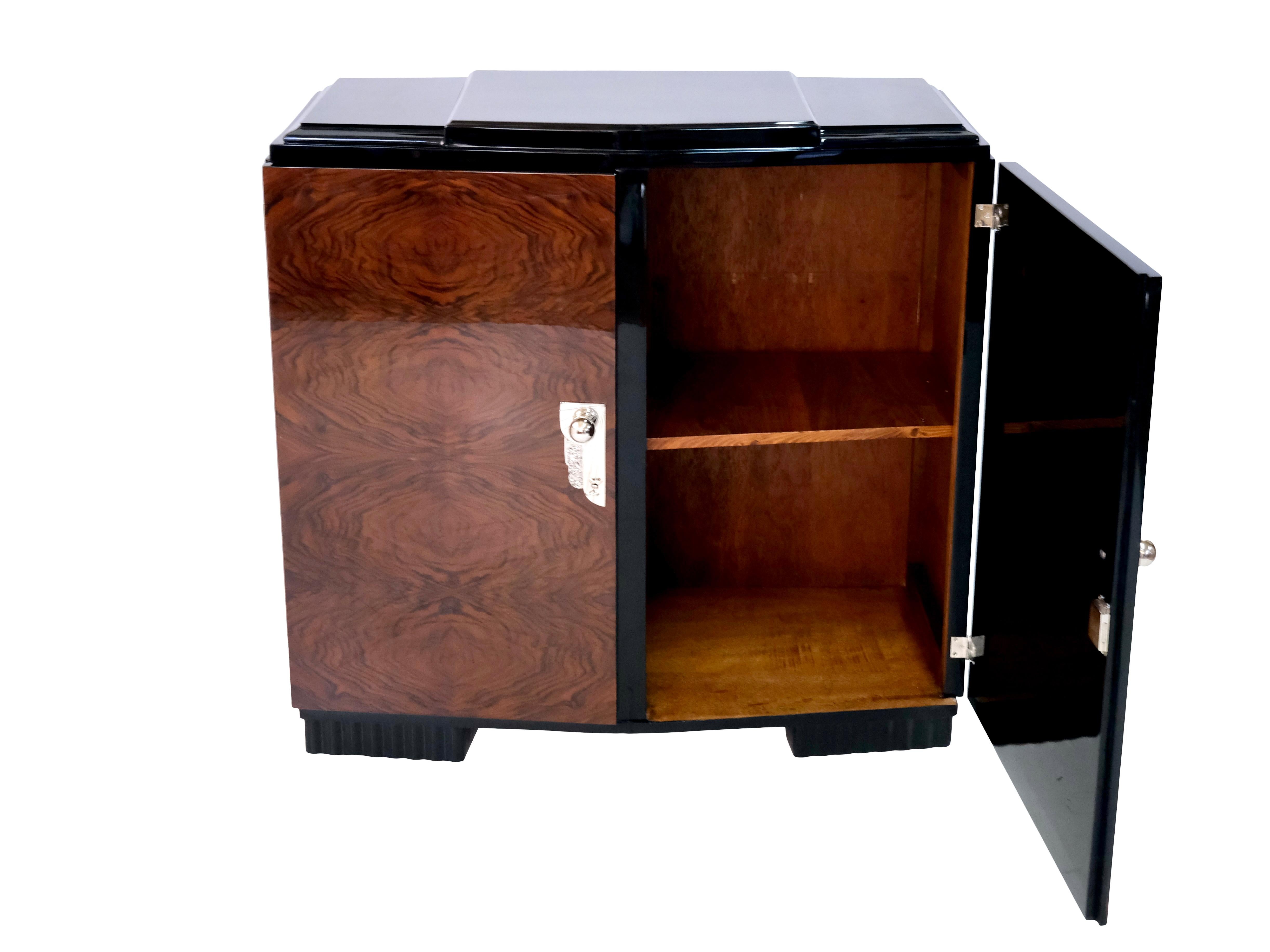French, 1930s Art Deco Highboard with Nutwood Veneer and Black Lacquer Body In Good Condition In Ulm, DE