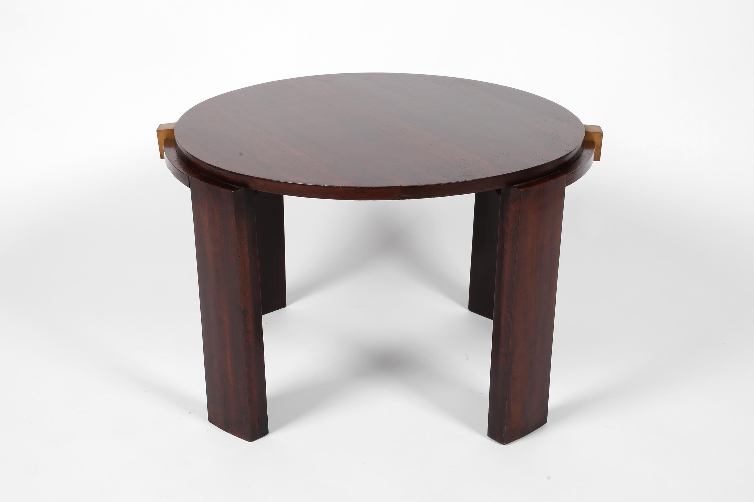 Modernistischer Art Deco Couchtisch oder Beistelltisch aus Palisanderholz mit dekorativen kubischen Bronzedetails, Jacques Adnet (1900-1984) zugeschrieben.

Französisch, ca. 1930er Jahre.