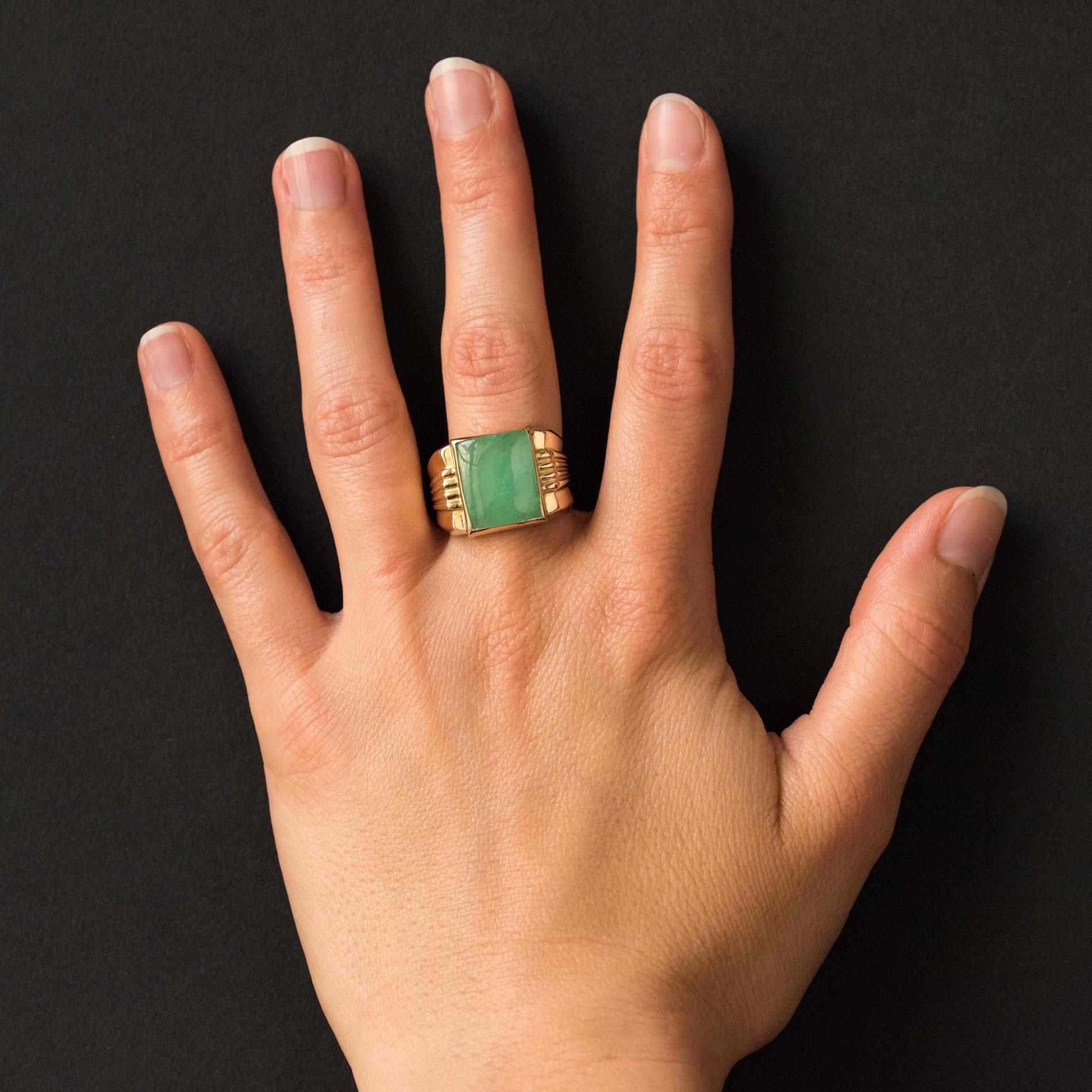 Ring in 18 karats yellow gold, owl hallmark.
This men's signet ring is decorated with a rectangular green jade in closed setting. On either side, the ring of the mount is decorated with 4 lines.
Total weight of the jade: 6.15 carats