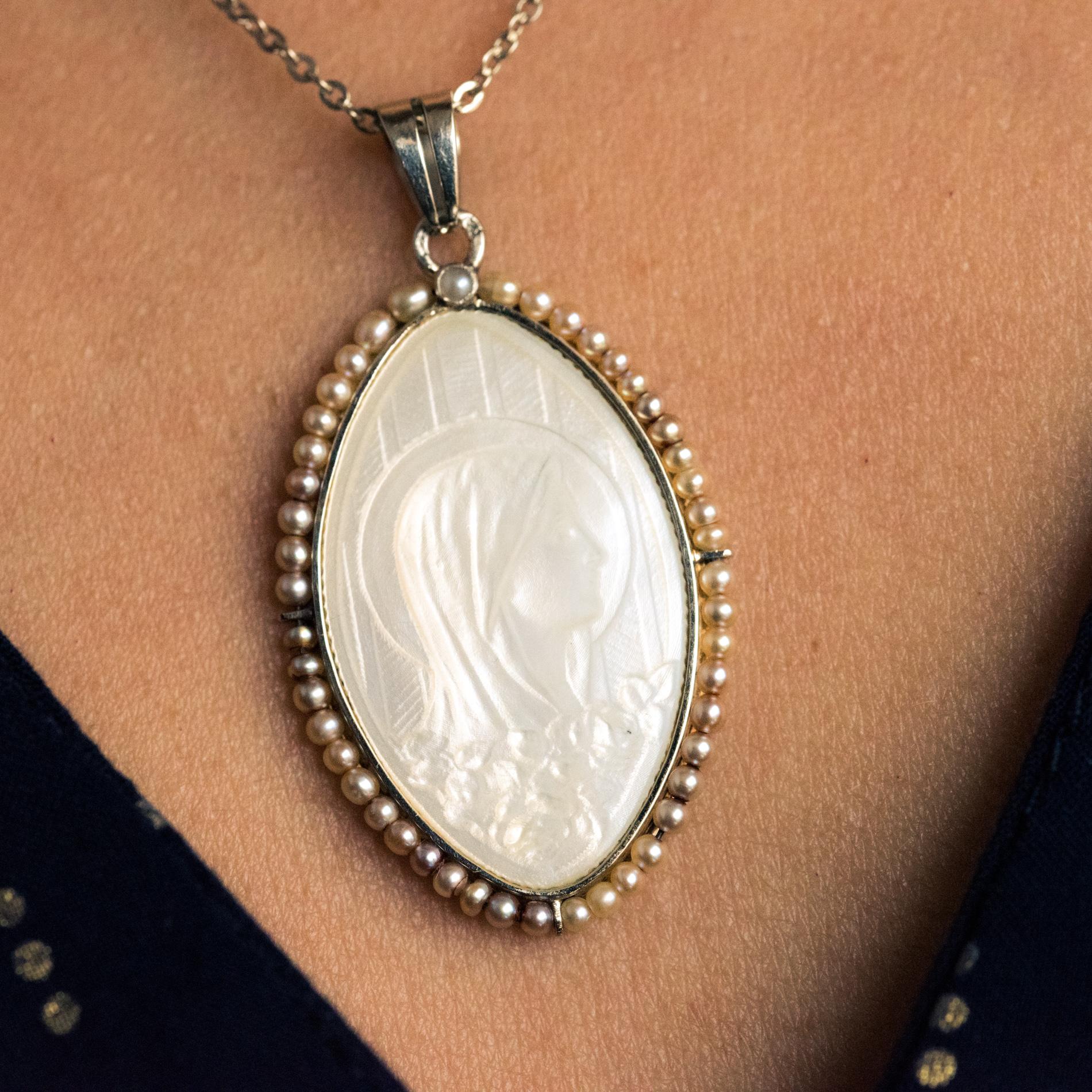 French 1930s Art Deco Mother of Pearl Natural Pearl 18 Karat White Gold Medal For Sale 5