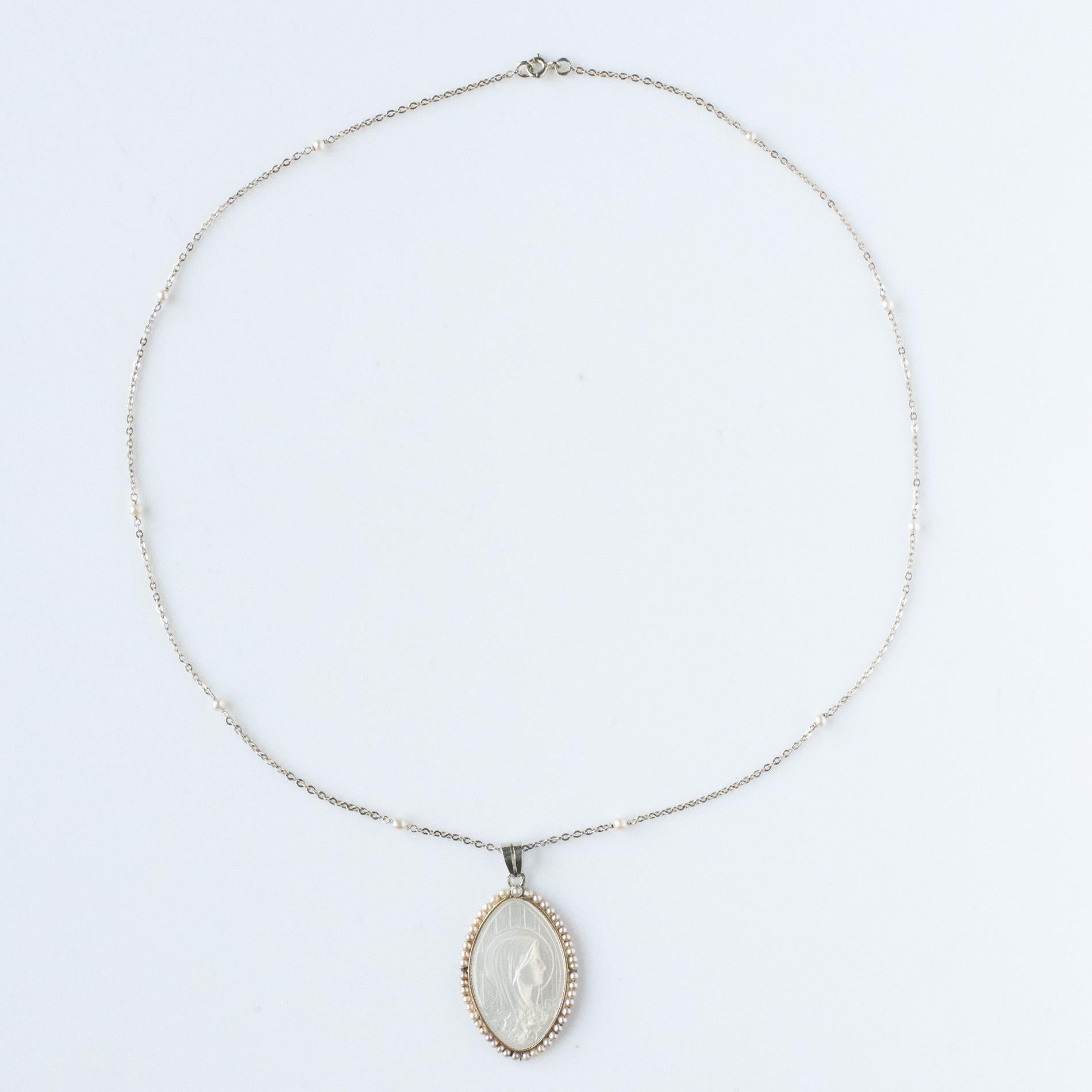 French 1930s Art Deco Mother of Pearl Natural Pearl 18 Karat White Gold Medal For Sale 6