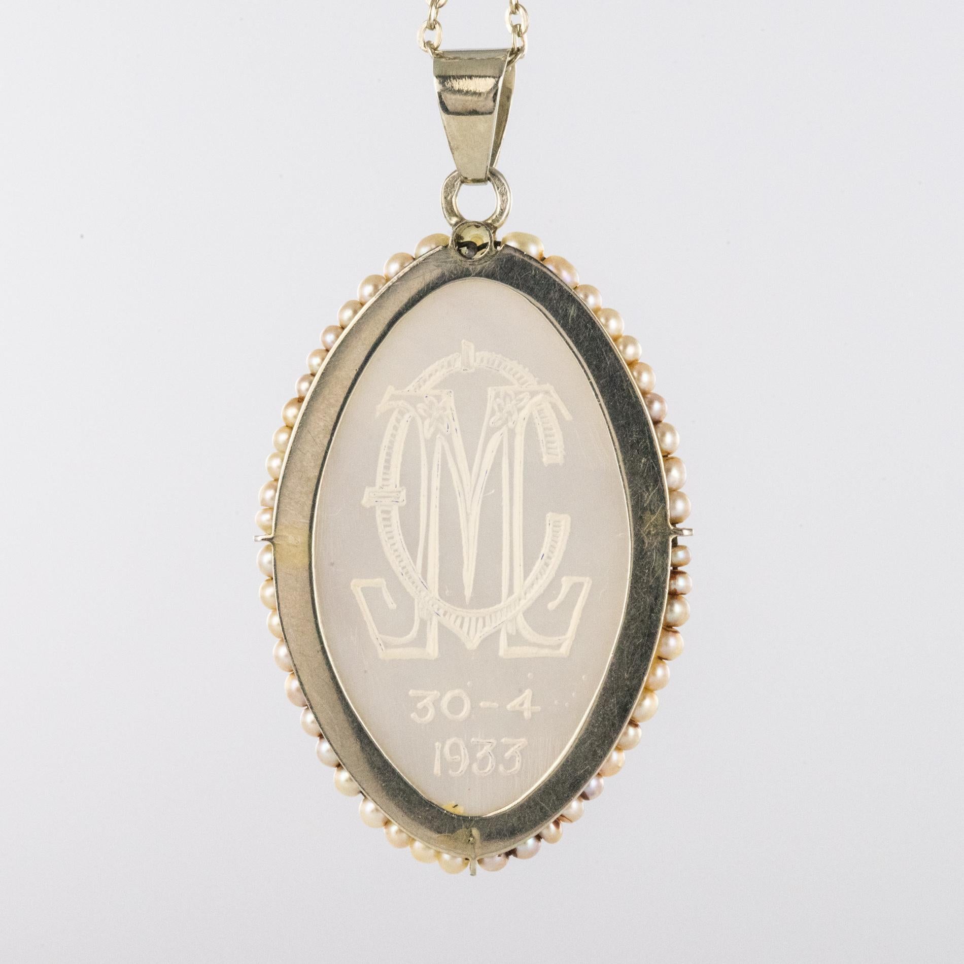 Französische 1930er Art Deco Perlmutt Naturperle 18 Karat Weißgold Medaille im Angebot 7