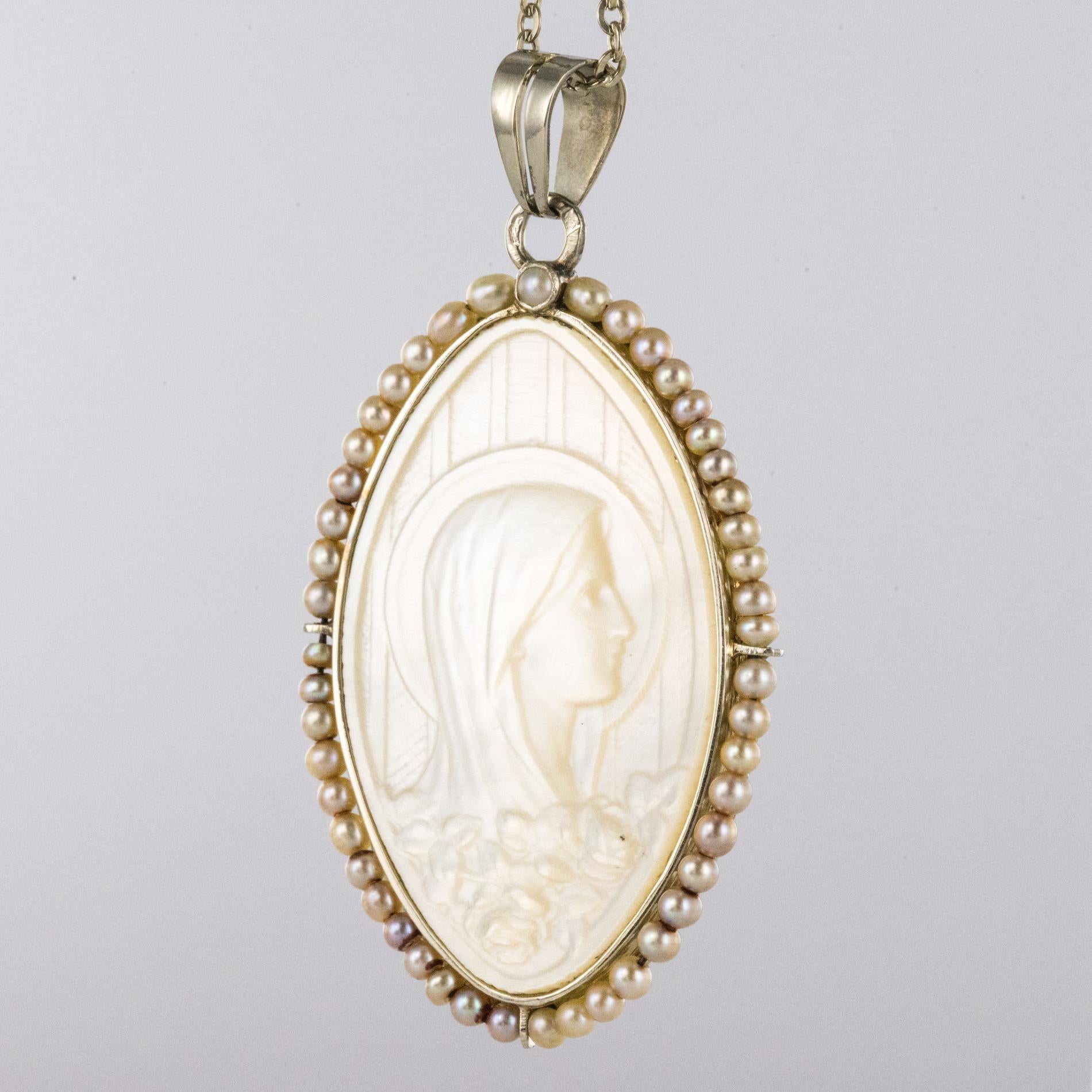 Französische 1930er Art Deco Perlmutt Naturperle 18 Karat Weißgold Medaille im Angebot 8