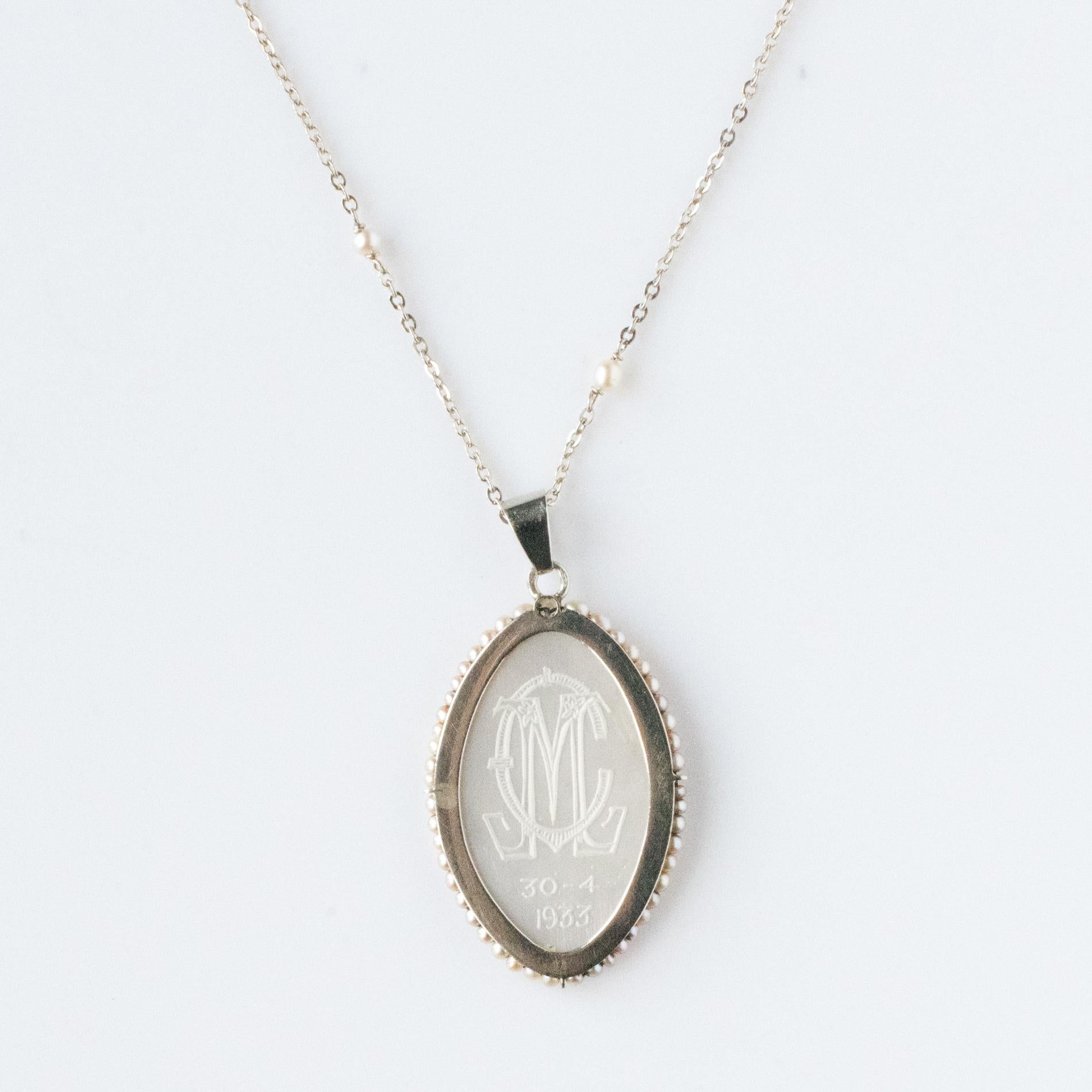 French 1930s Art Deco Mother of Pearl Natural Pearl 18 Karat White Gold Medal For Sale 10