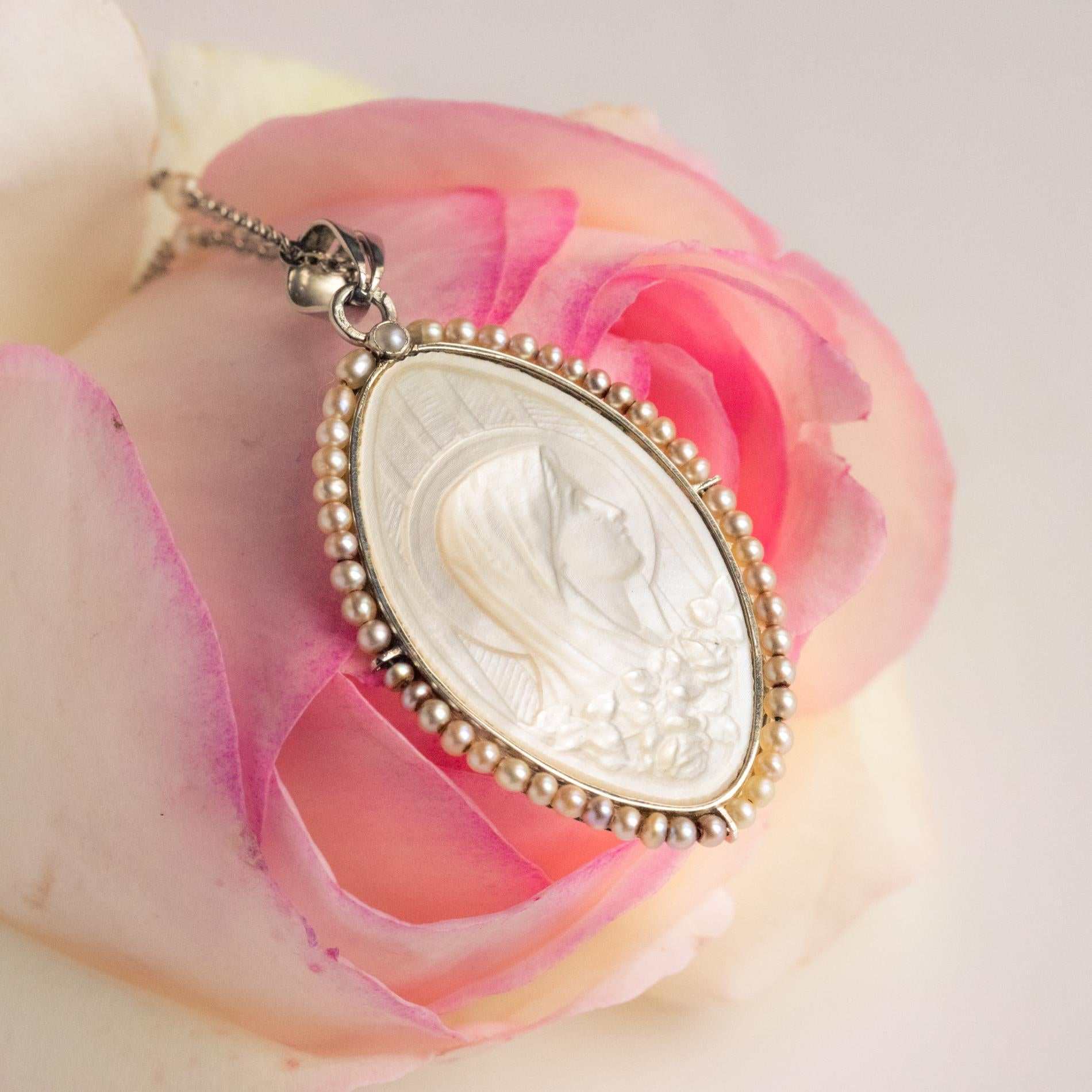 Round Cut French 1930s Art Deco Mother of Pearl Natural Pearl 18 Karat White Gold Medal For Sale