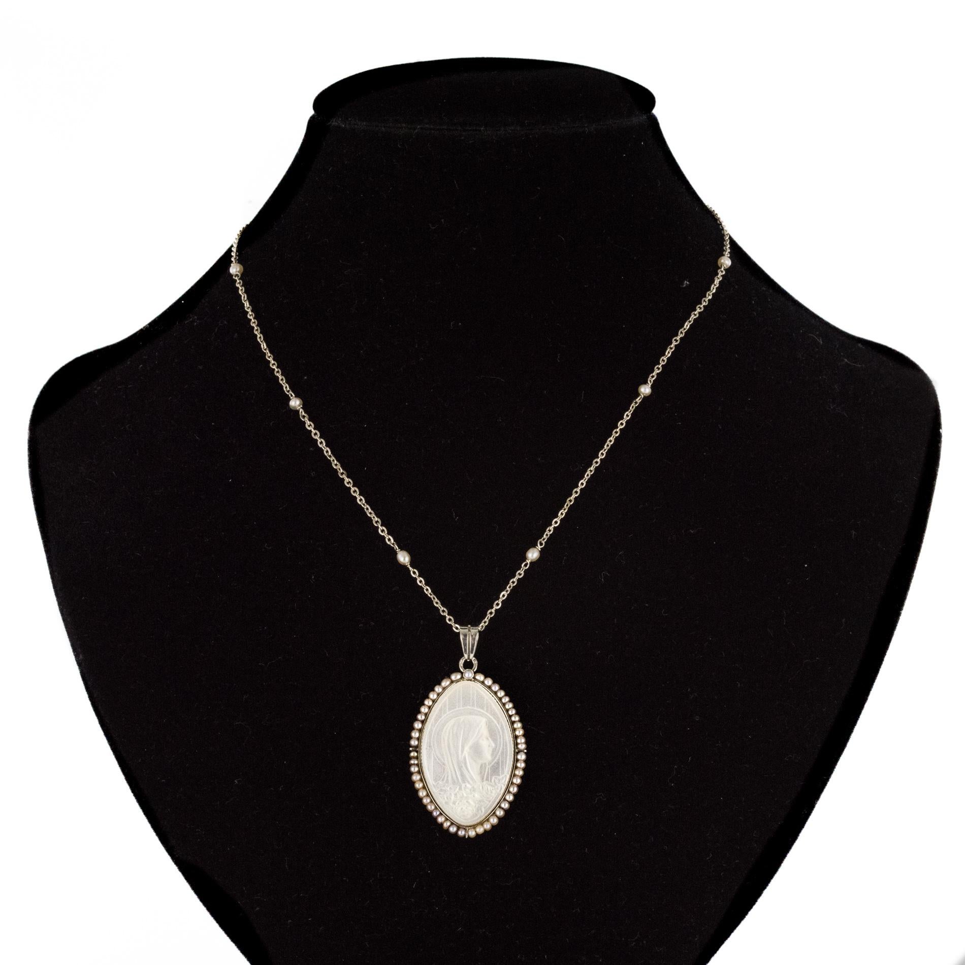 French 1930s Art Deco Mother of Pearl Natural Pearl 18 Karat White Gold Medal In Good Condition For Sale In Poitiers, FR