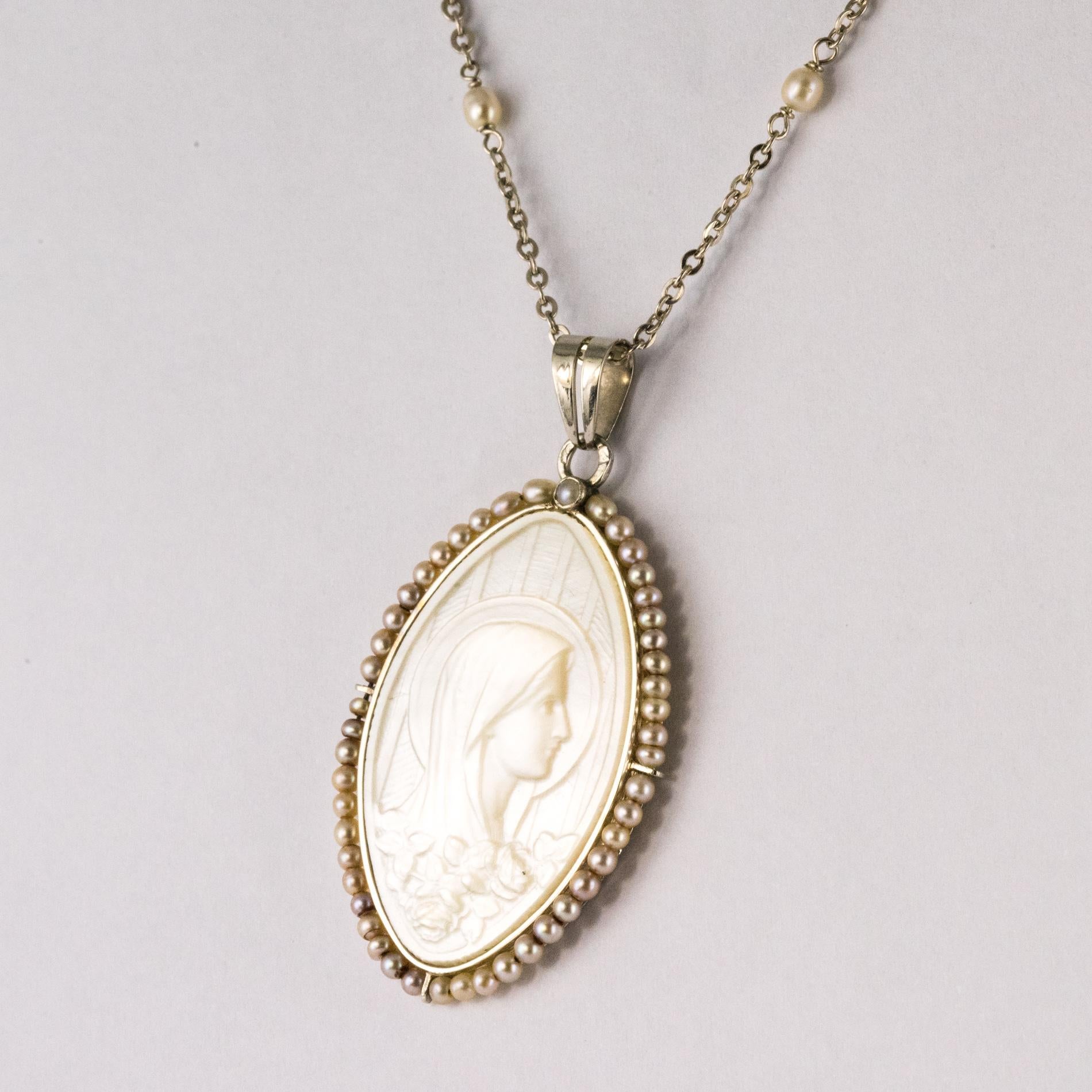 French 1930s Art Deco Mother of Pearl Natural Pearl 18 Karat White Gold Medal For Sale 2