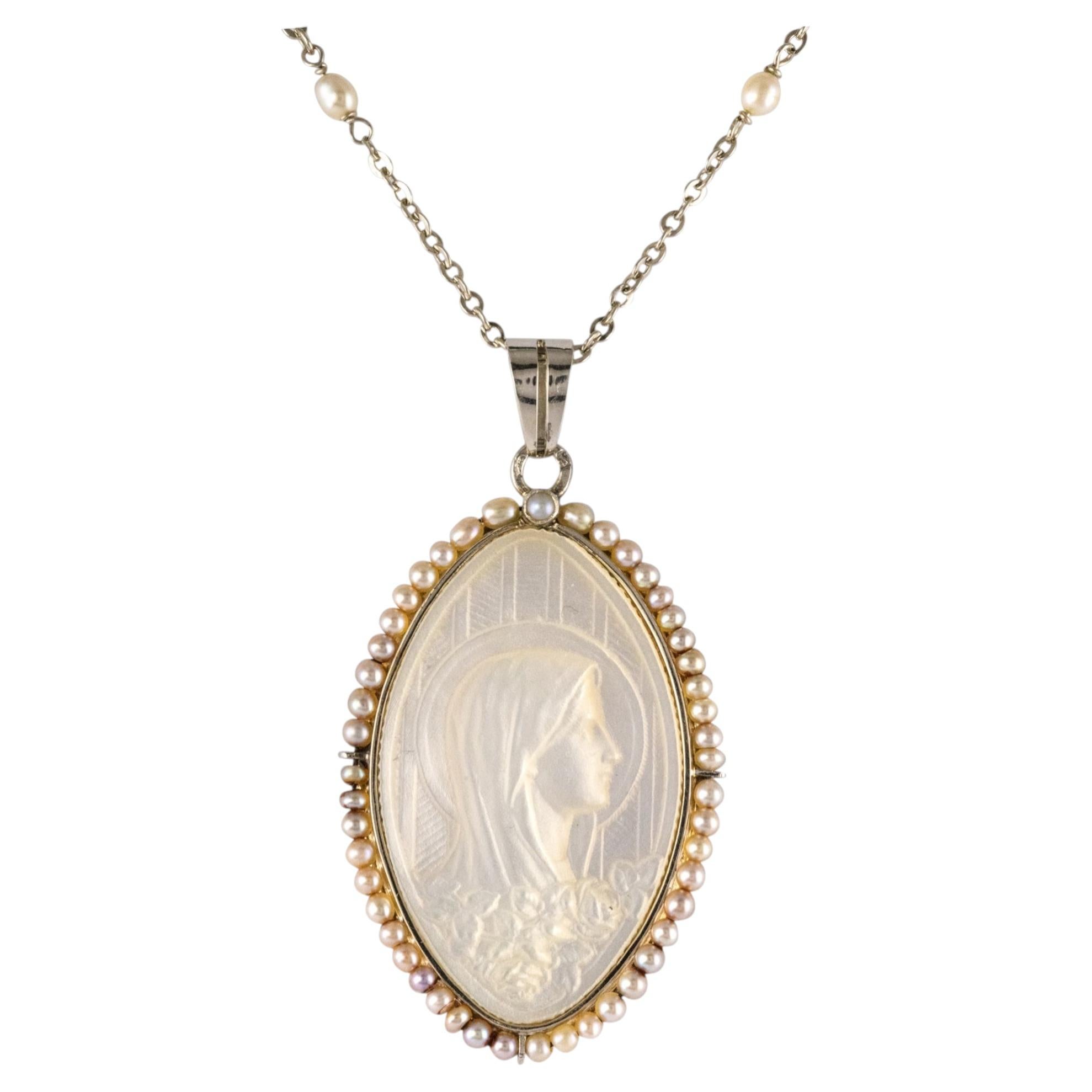 Medaglia francese degli anni '30 Art Deco Mother Nature con perle naturali in oro bianco 18 carati