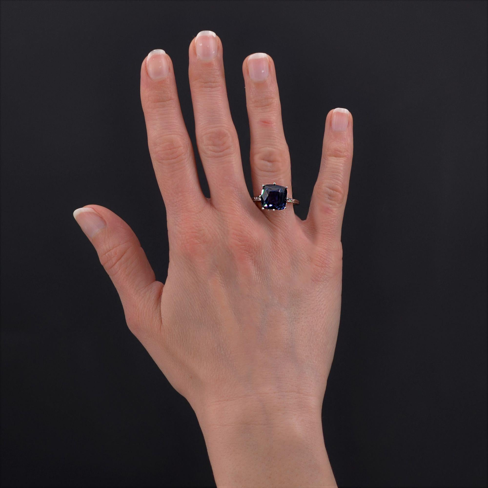 Ring in platinum ring, dog head hallmark.
Sublime and rare Art Deco ring, it is set with an intense blue cushion- cut sapphire of more than 10 carats, held in claws. The basket is openwork, art deco style, and the start of the ring on both sides is