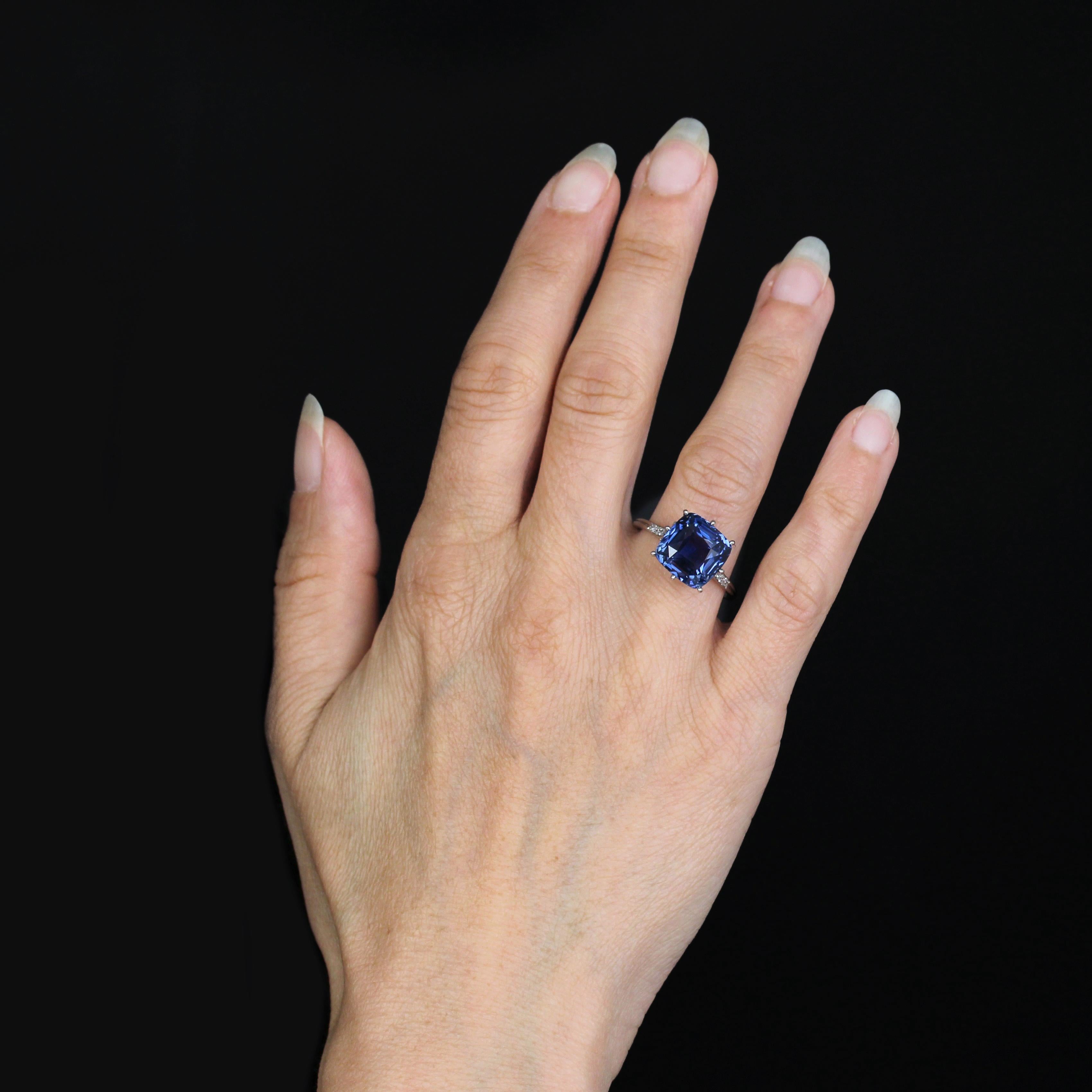 Ring aus Platin, Hundekopfpunze.
Der erhabene und seltene Art-Déco-Ring ist mit einem intensiv blauen Saphir im Kissenschliff von mehr als 10 Karat besetzt, der in Krallen gehalten wird. Der Korb ist durchbrochen, im Art-Deco-Stil, und der