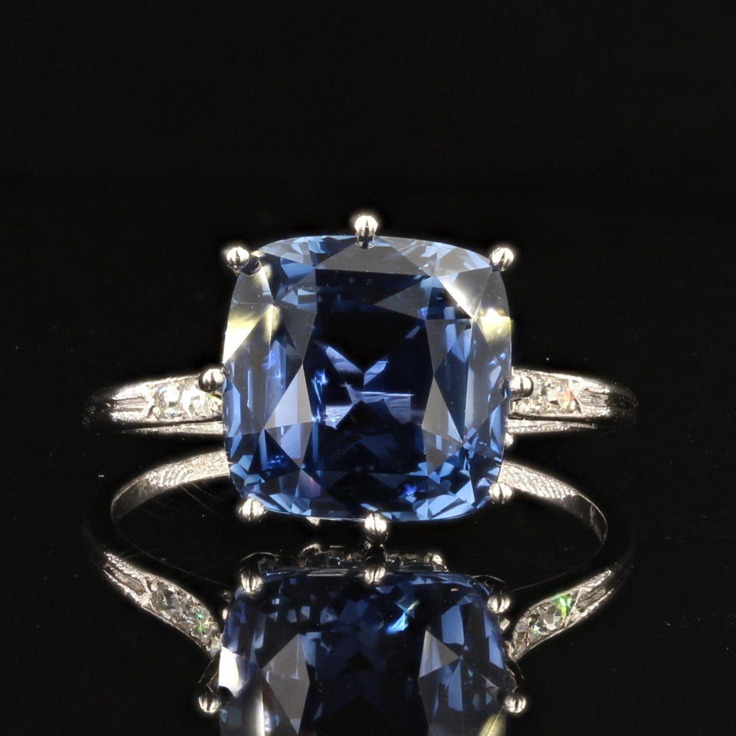 French 1930s Art Deco Natural Cornflower Certified Sapphire Diamonds Ring In Excellent Condition For Sale In Poitiers, FR