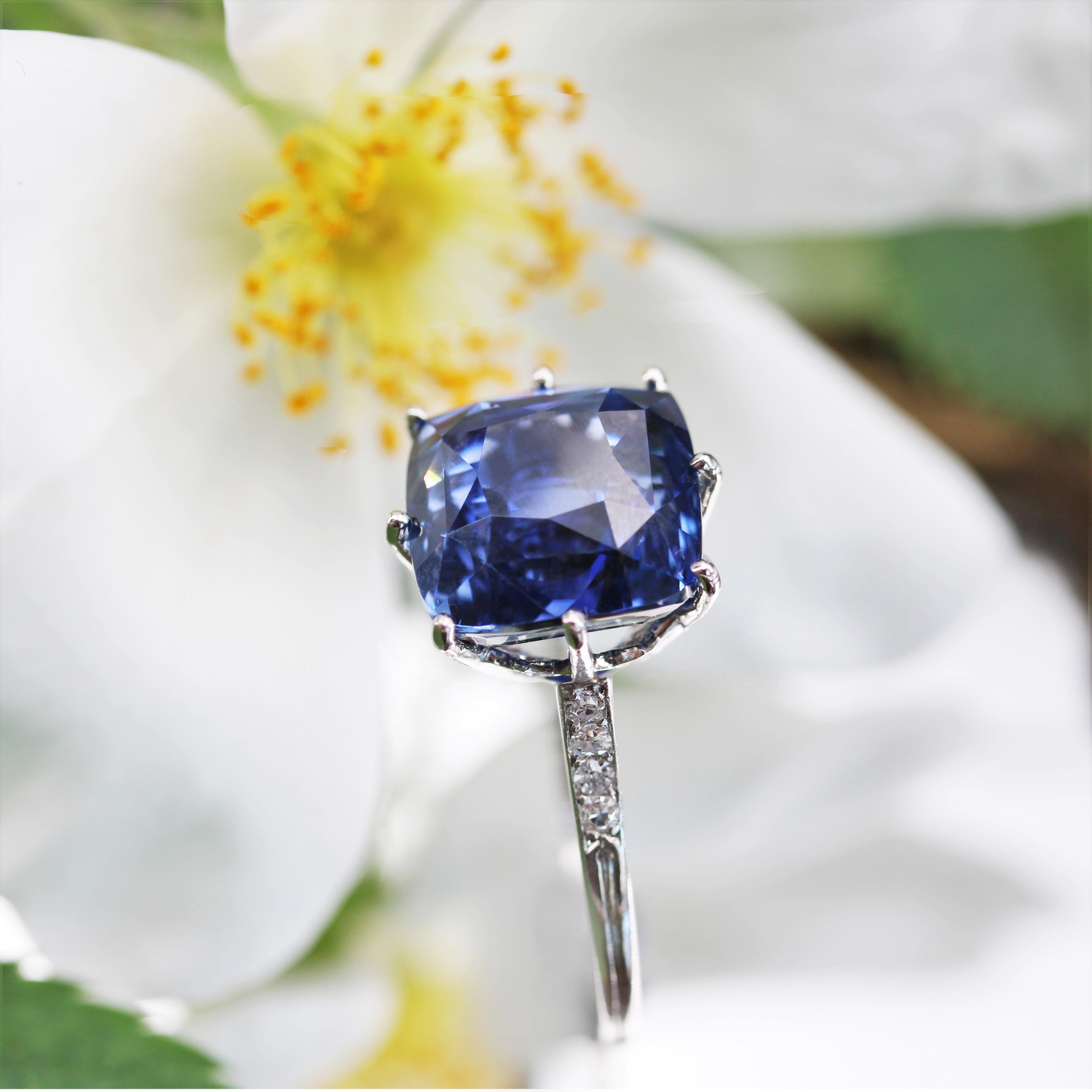 French 1930s Art Deco Natural Cornflower Certified Sapphire Diamonds Ring For Sale 3