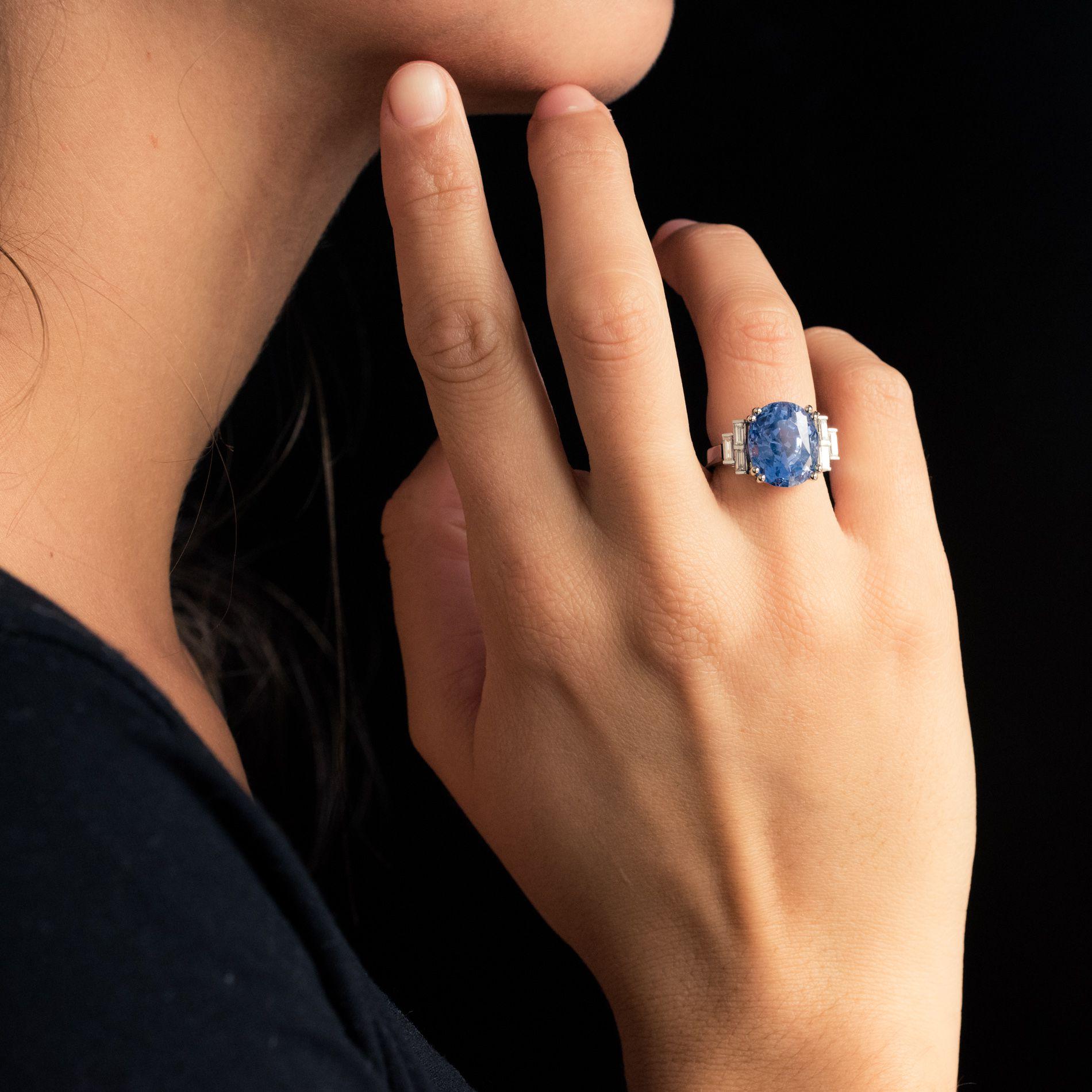 Ring in platinum ring, dog head hallmark.
Sublime jewelry ring, it is set with a cushion- cut blue sapphire with 3 baguette diamonds on either side. The openwork setting has a spring ring that can be removed if necessary or in case of sizing.
Total