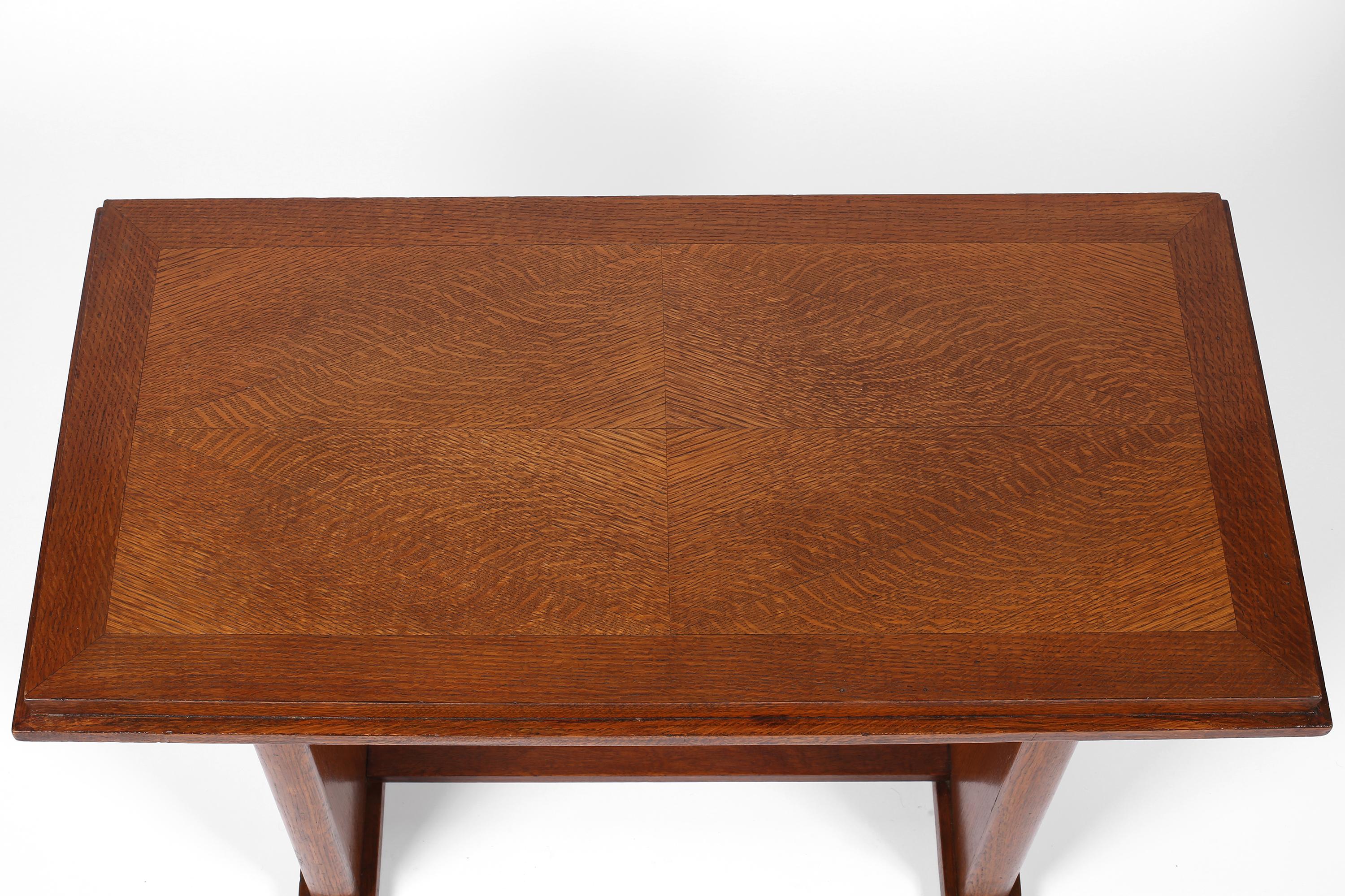 Französischer Art Deco Beistelltisch aus Eiche der 1930er Jahre im Zustand „Gut“ im Angebot in London, GB