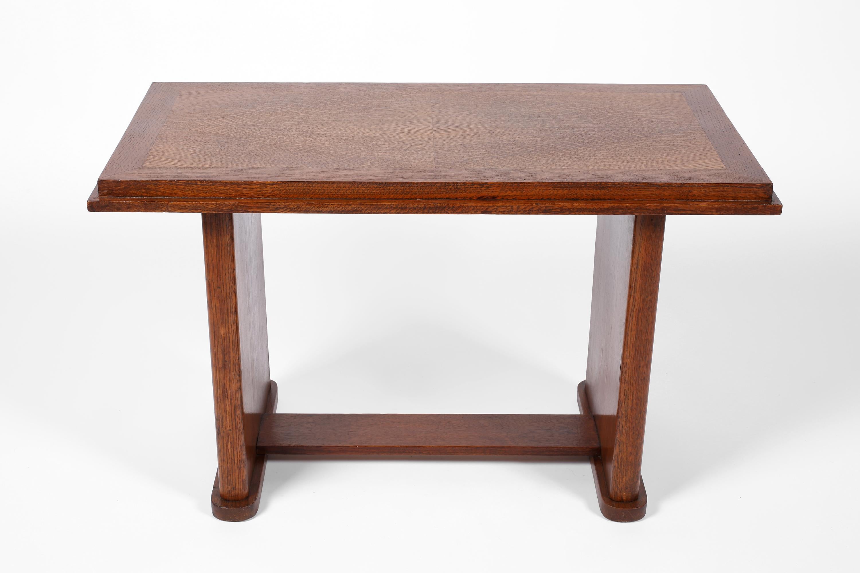 Französischer Art Deco Beistelltisch aus Eiche der 1930er Jahre im Angebot 1