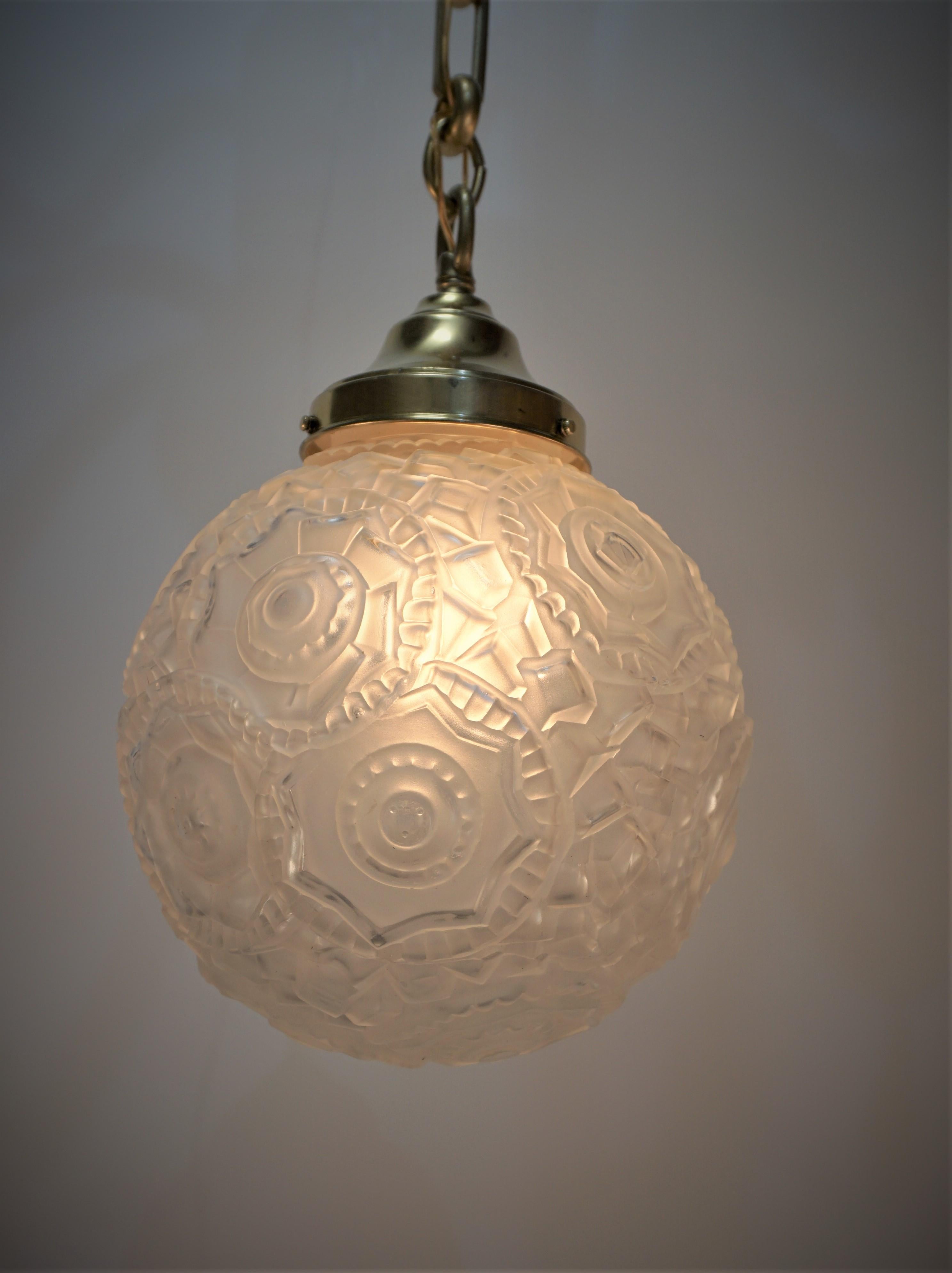 Clear frost glass in geometric design globe with bronze chain and hardware
pendant chandelier.
Professionally rewired and ready for installation. 