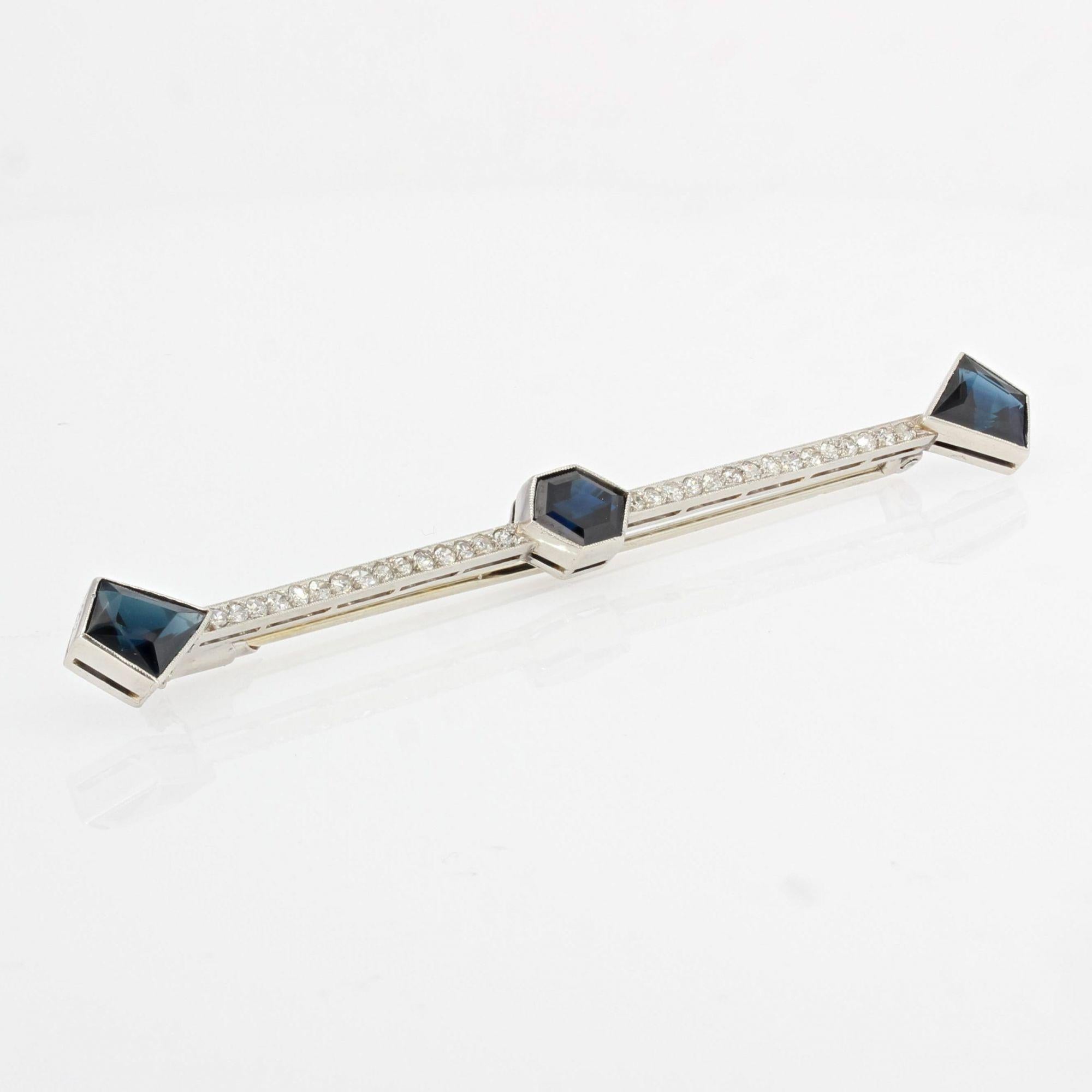 French 1930s Art Deco Sapphire Diamonds Platinum Brooch In Excellent Condition For Sale In Poitiers, FR