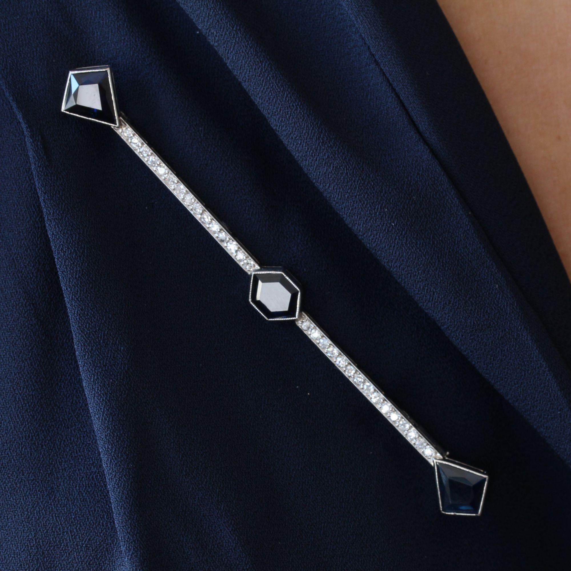 Women's French 1930s Art Deco Sapphire Diamonds Platinum Brooch For Sale