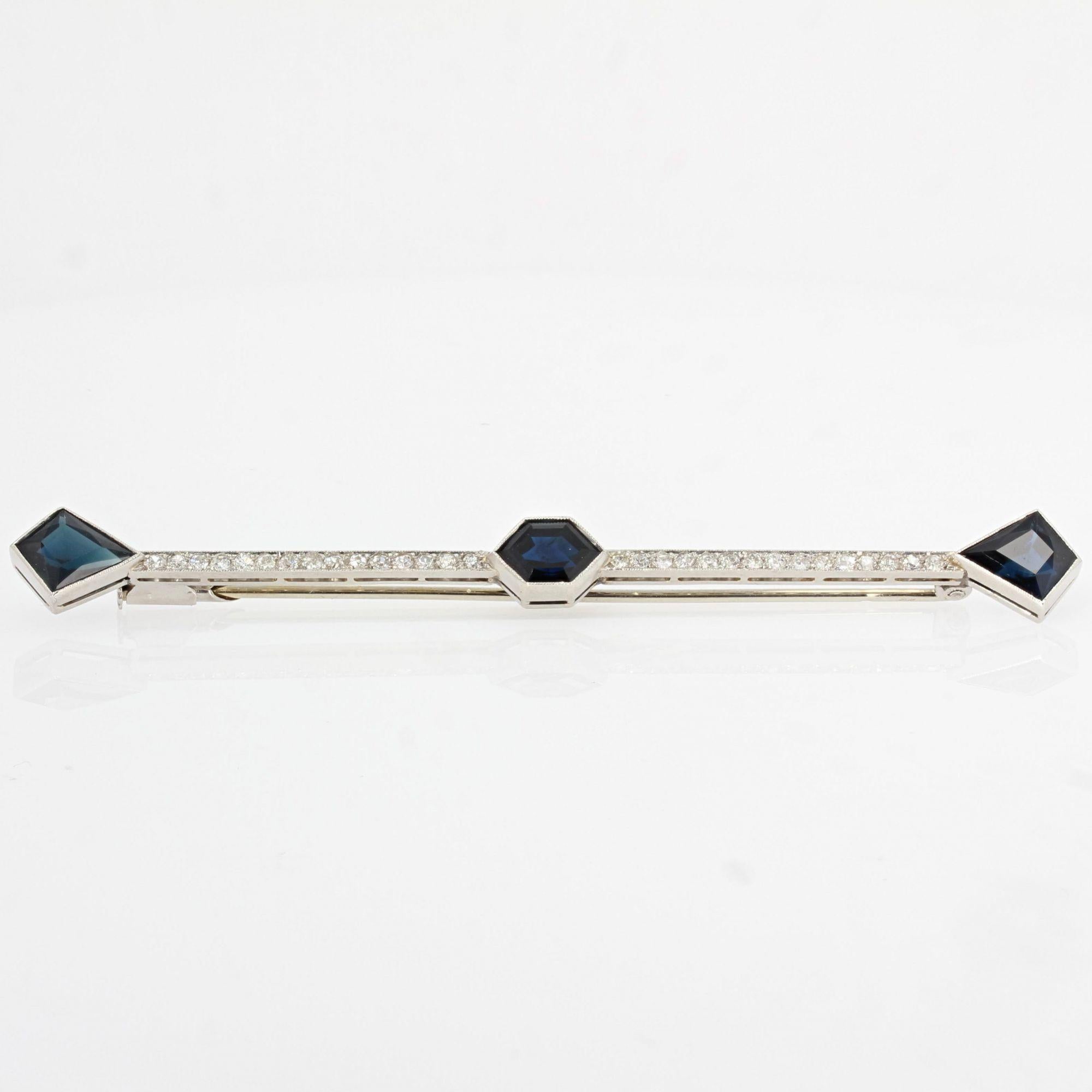 French 1930s Art Deco Sapphire Diamonds Platinum Brooch For Sale 1