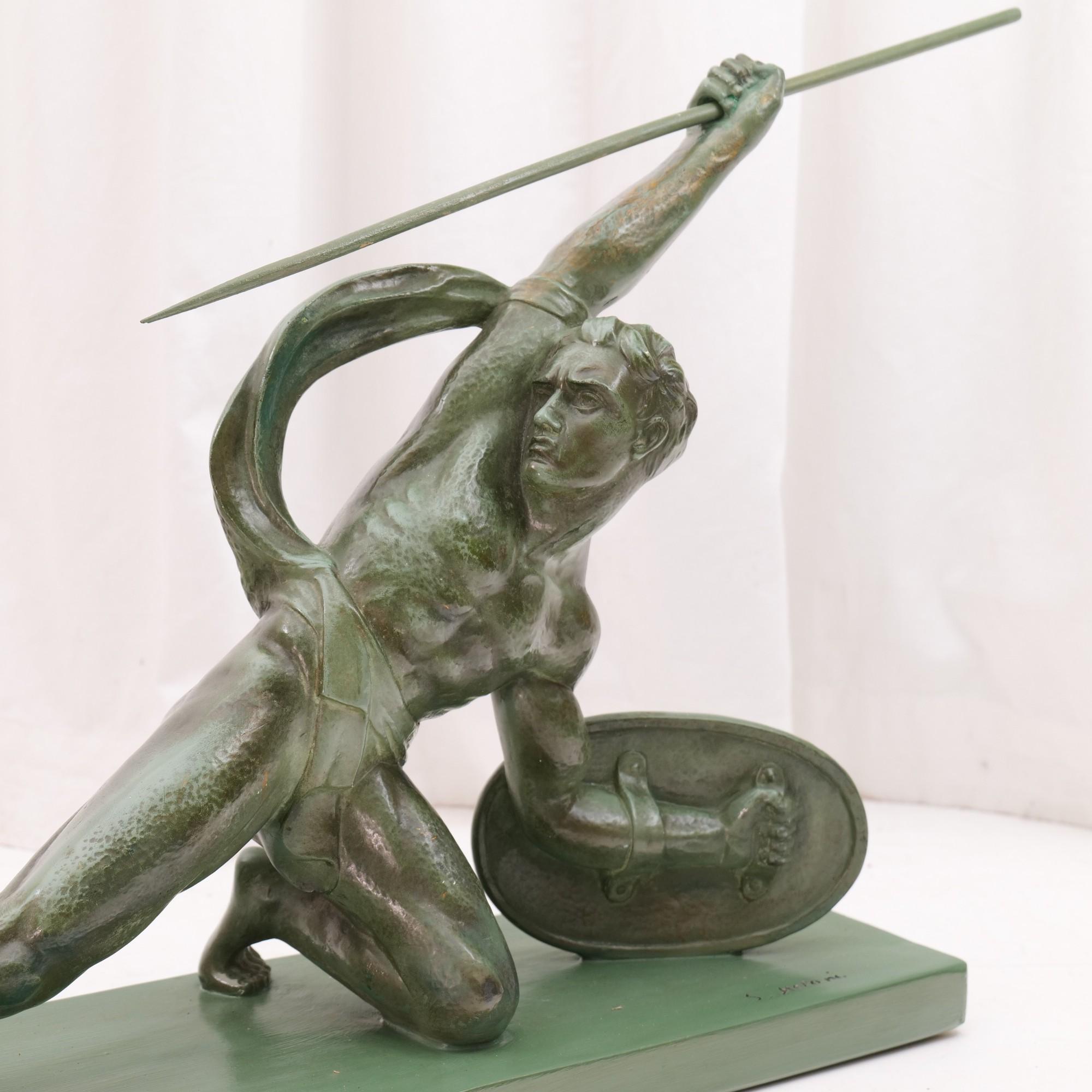 Escultura Art Decó francesa de 1930 Hombre con lanza de Salvatore Melani Francés en venta