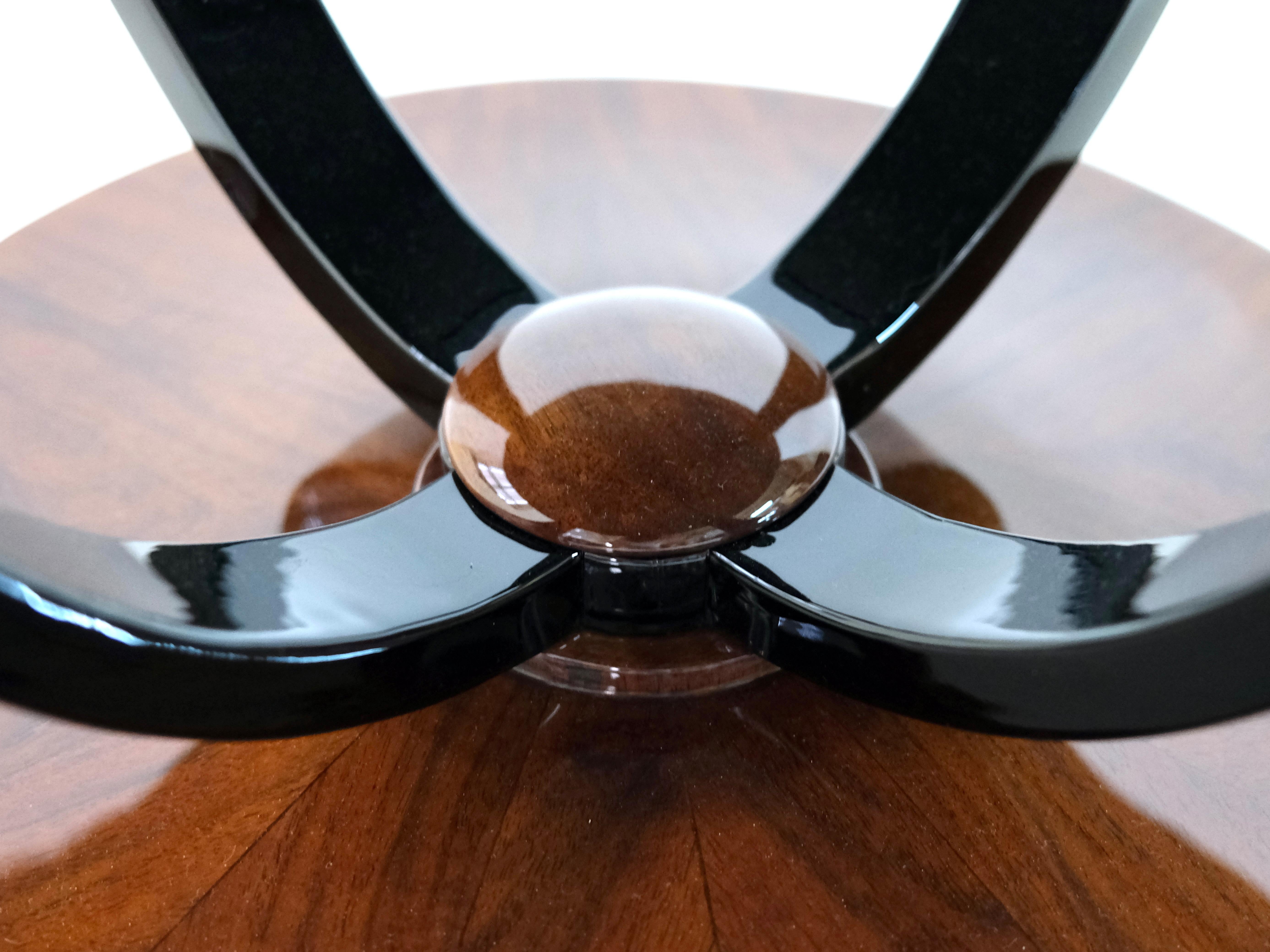 Mid-20th Century French 1930s Art Deco Side Table with Nutwood Veneer and Black Lacquer For Sale