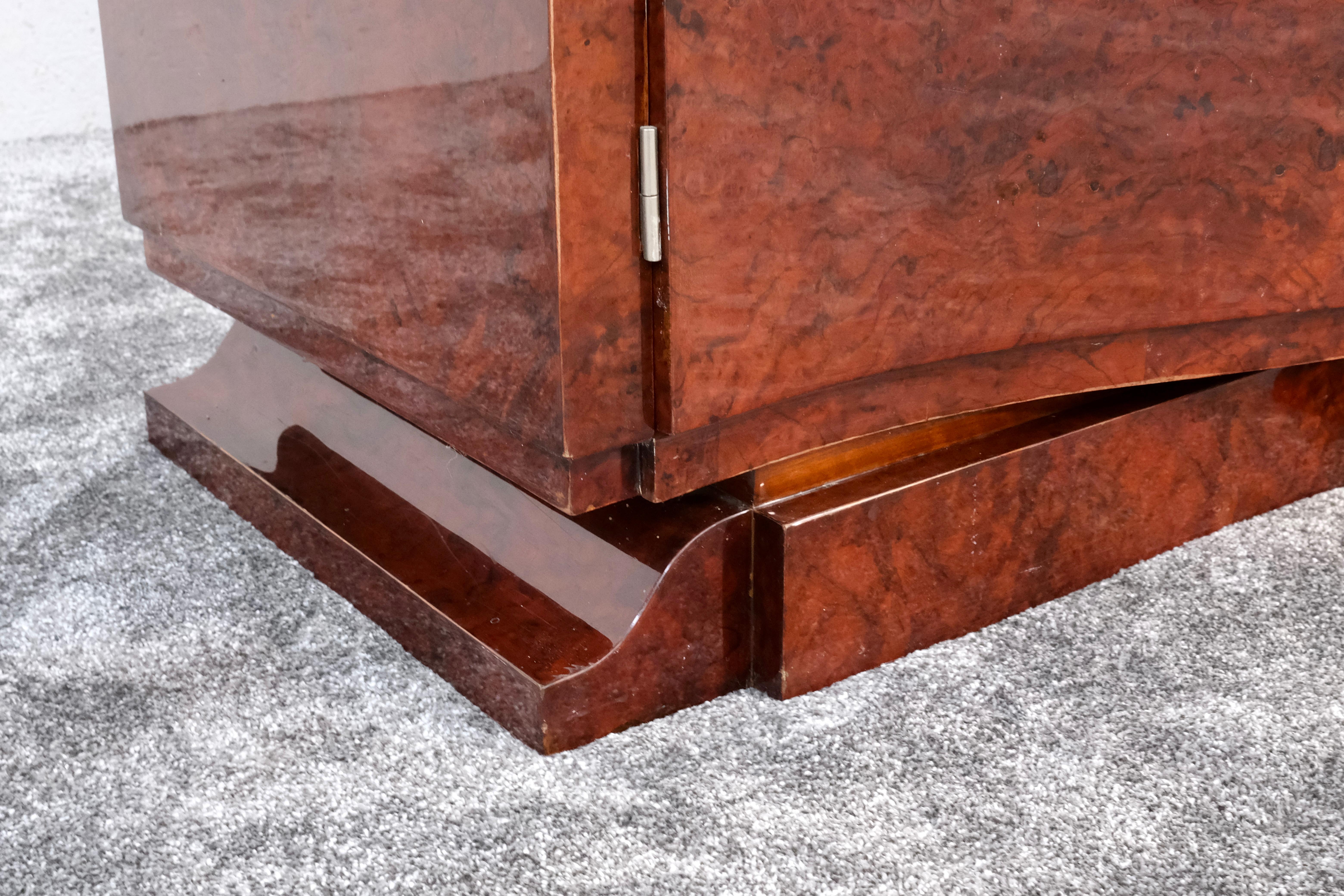 Credenza Art Deco francese degli anni '30 in legno di radica d'Amboyna con piano in marmo 2
