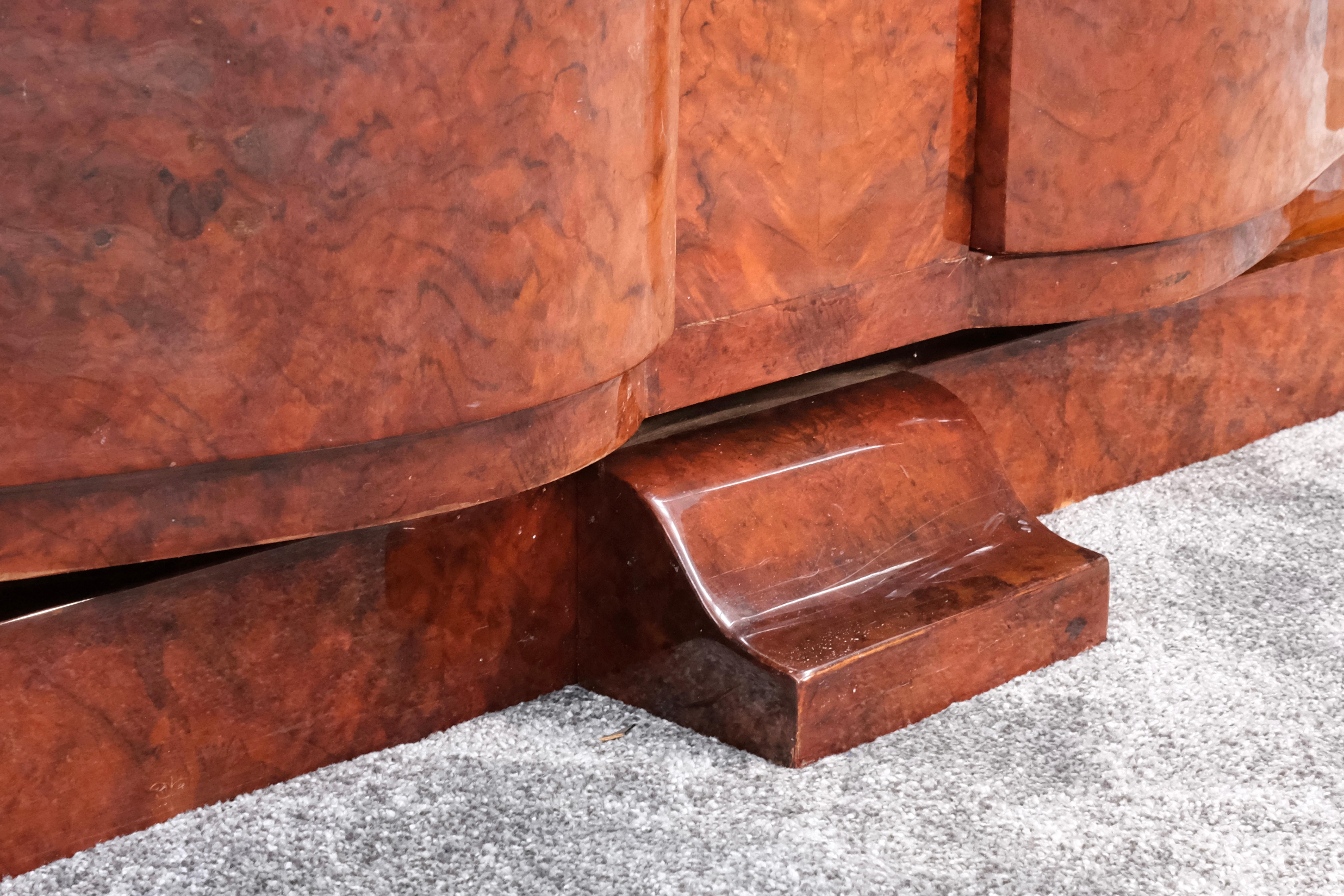 Credenza Art Deco francese degli anni '30 in legno di radica d'Amboyna con piano in marmo 3