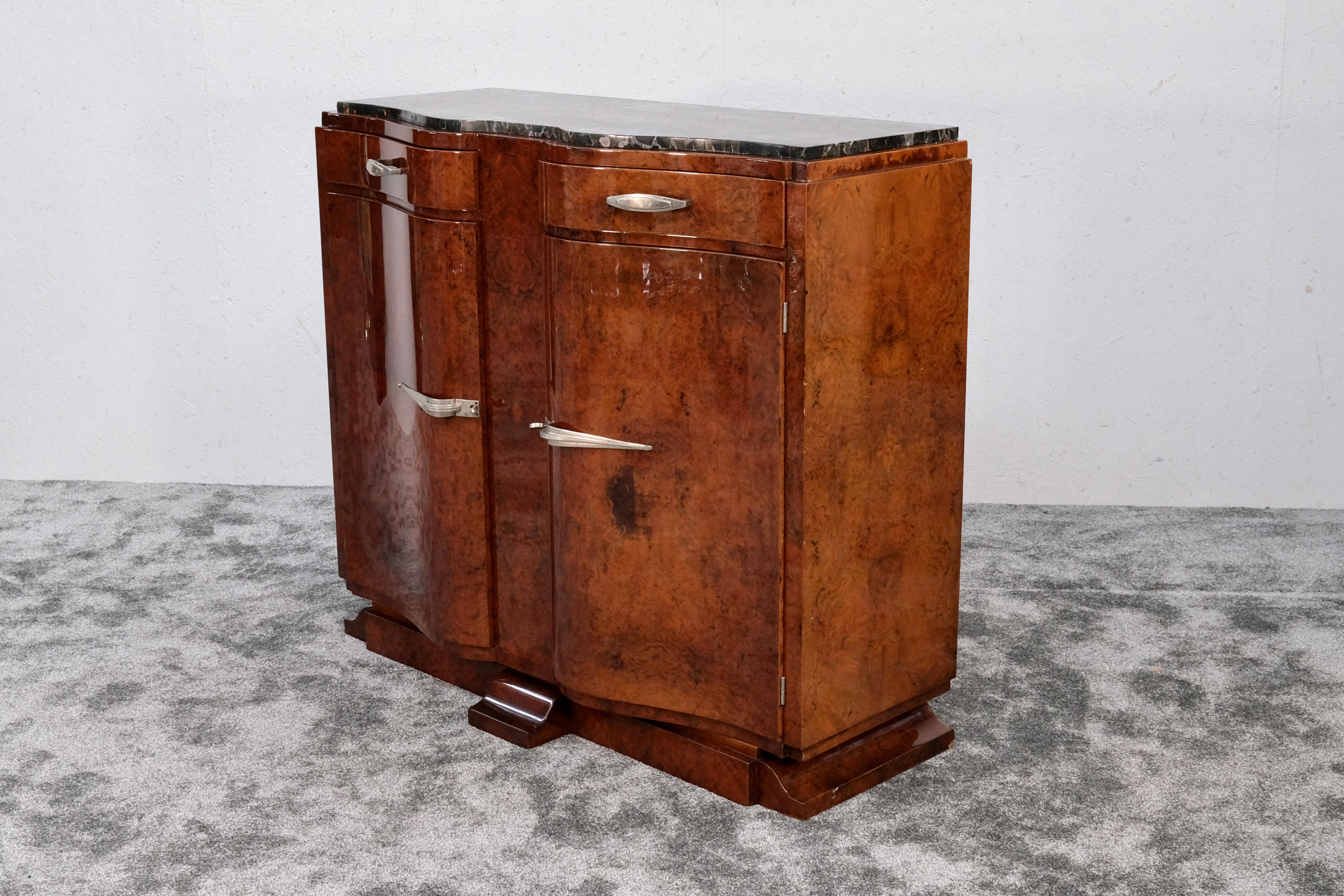 Credenza Art Deco francese degli anni '30 in legno di radica d'Amboyna con piano in marmo 4
