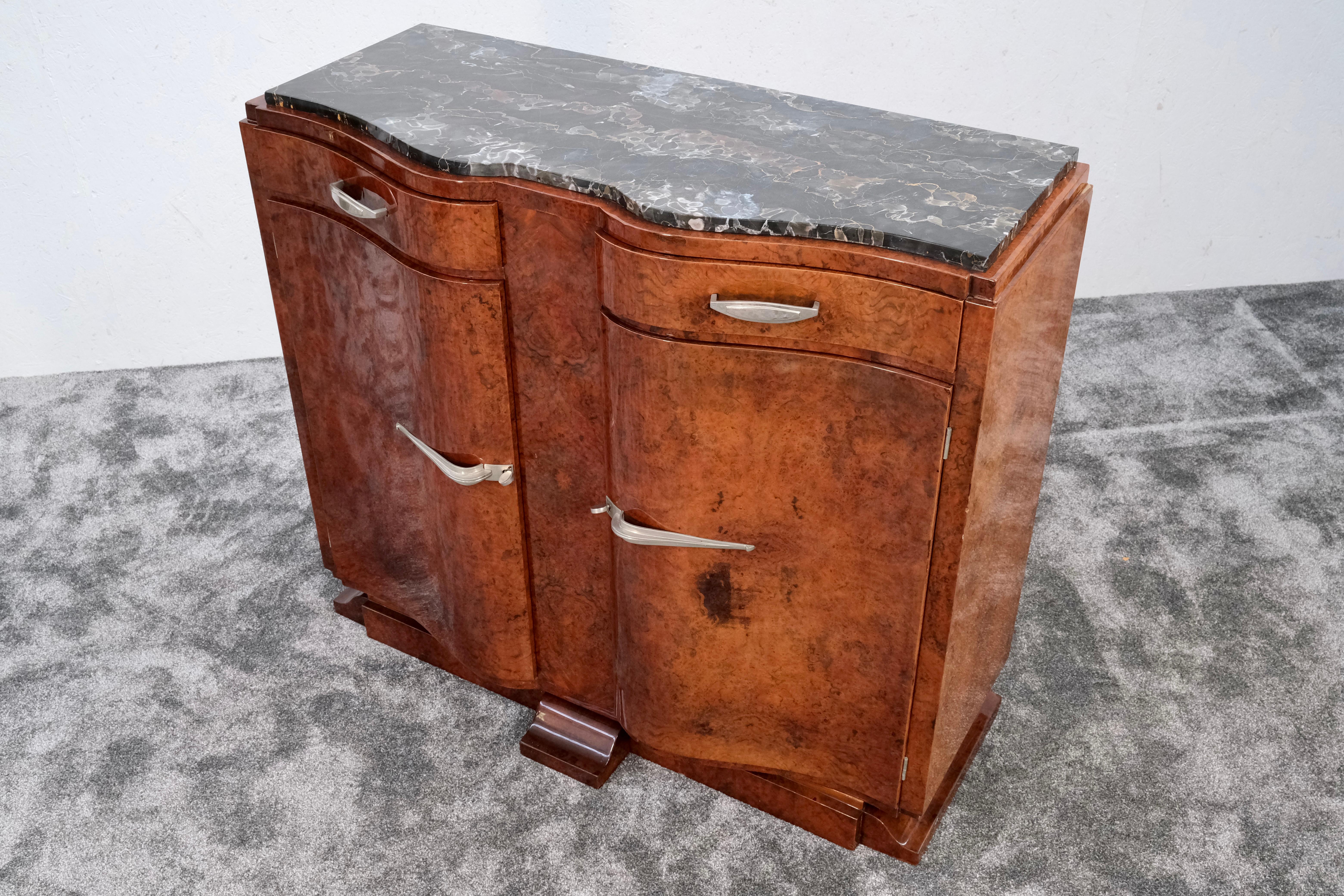 Credenza Art Deco francese degli anni '30 in legno di radica d'Amboyna con piano in marmo 5