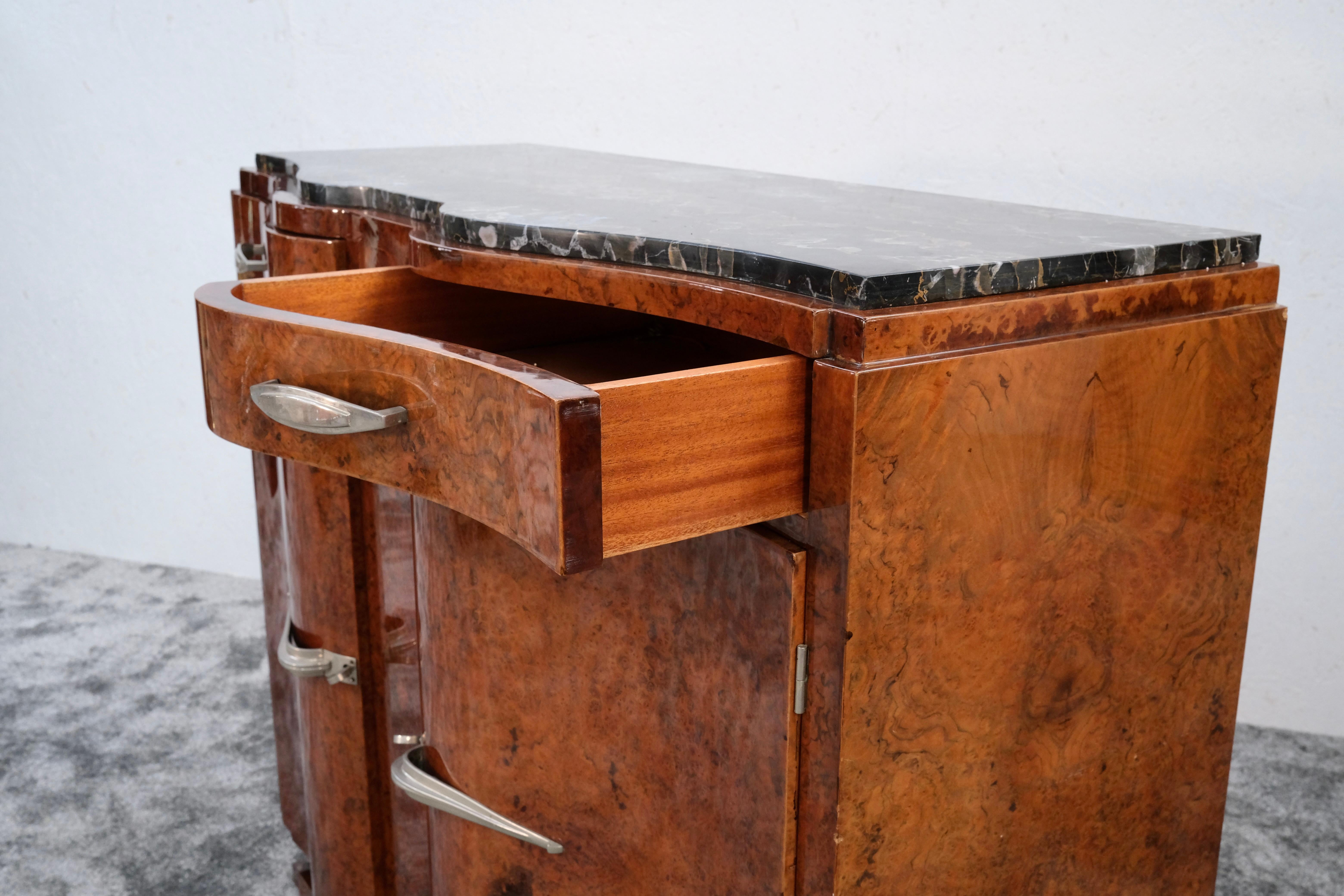Credenza Art Deco francese degli anni '30 in legno di radica d'Amboyna con piano in marmo 6