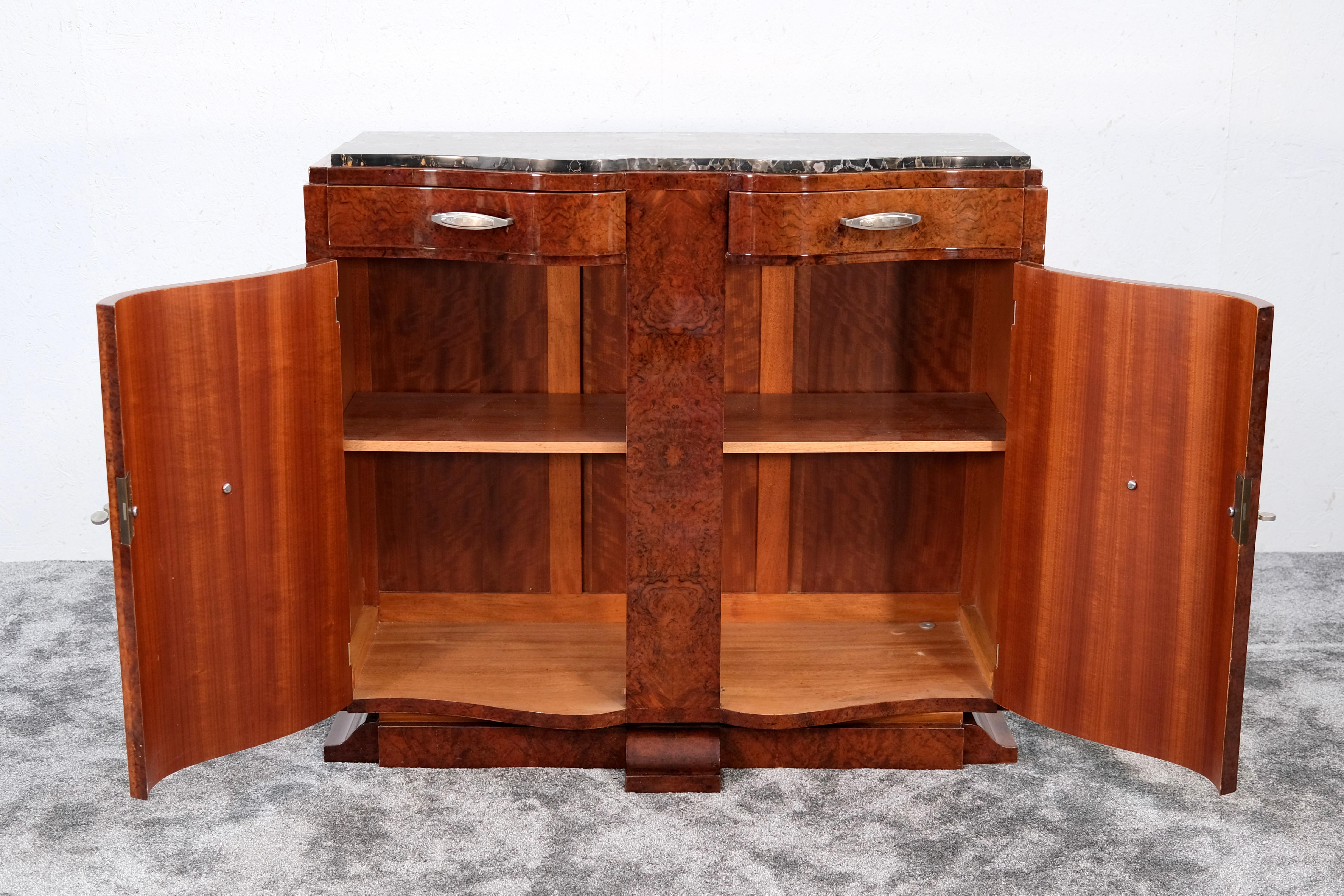 Art Déco Credenza Art Deco francese degli anni '30 in legno di radica d'Amboyna con piano in marmo