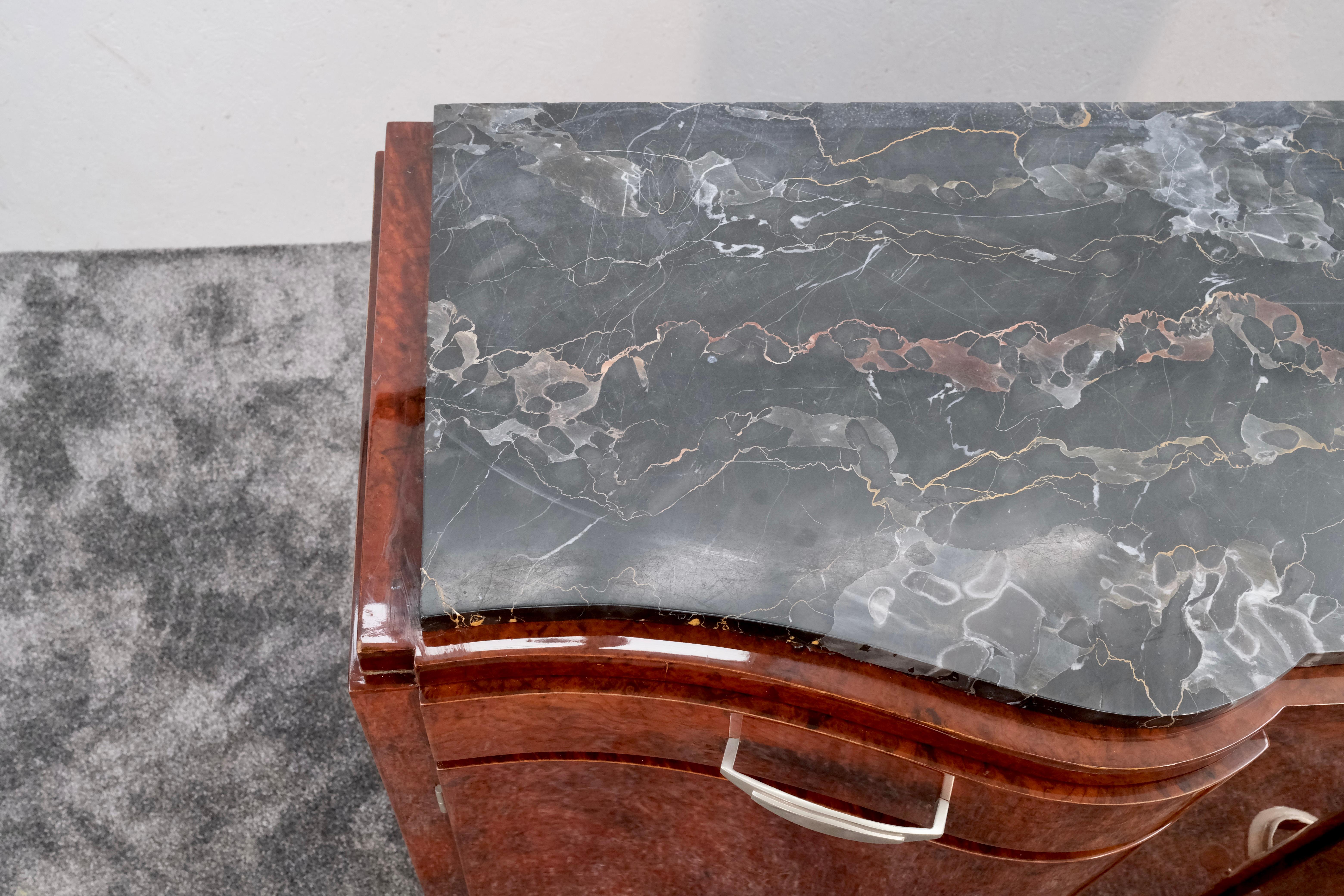 Frassino Credenza Art Deco francese degli anni '30 in legno di radica d'Amboyna con piano in marmo