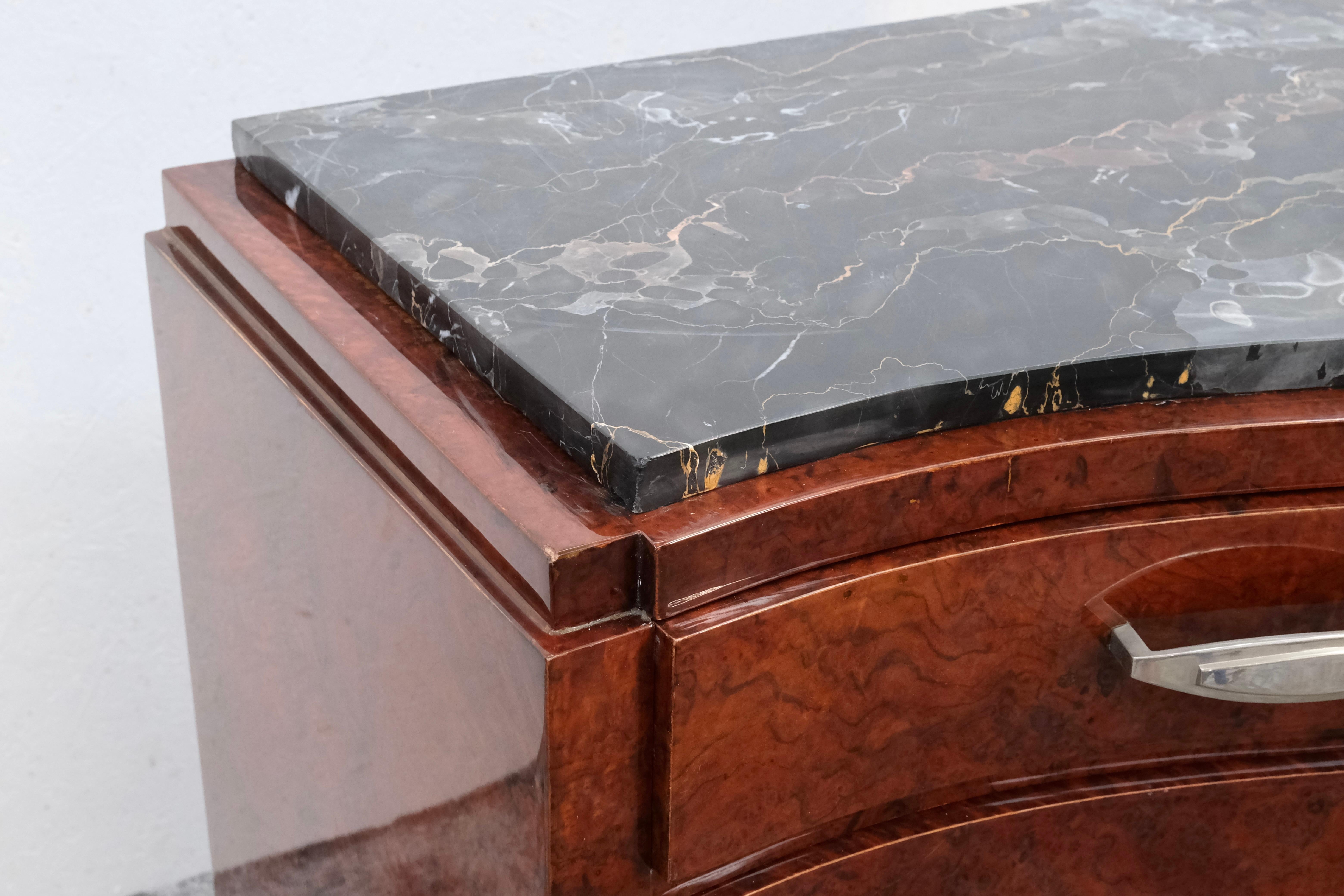 Credenza Art Deco francese degli anni '30 in legno di radica d'Amboyna con piano in marmo 1