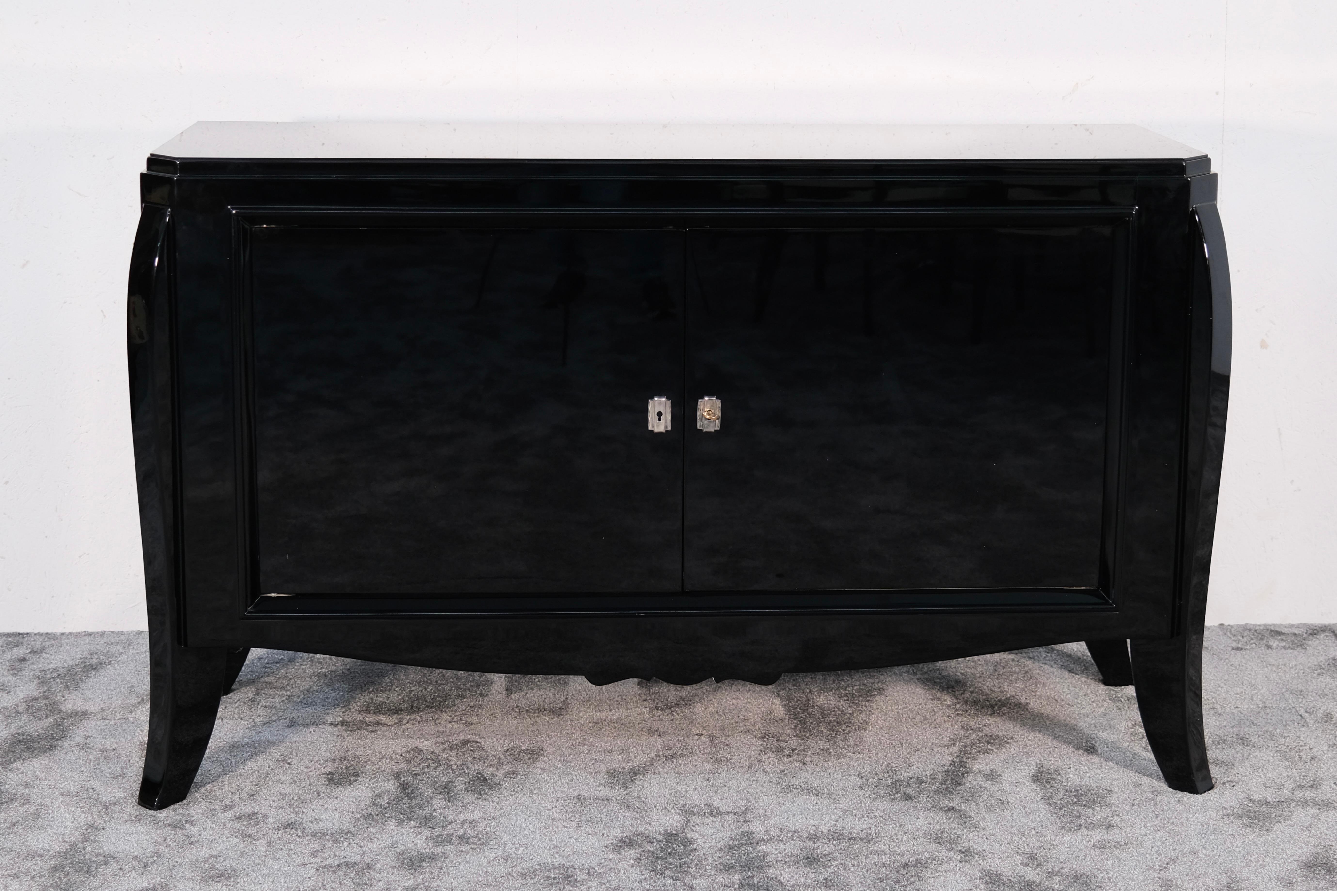 Questa originale credenza francese Art Déco degli anni '30 colpisce per la sua sobria eleganza, la sua Silhouette senza tempo e la sua eccezionale versatilità. Con le sue dimensioni compatte ma raffinate - 160 cm di larghezza, 96,5 cm di altezza e