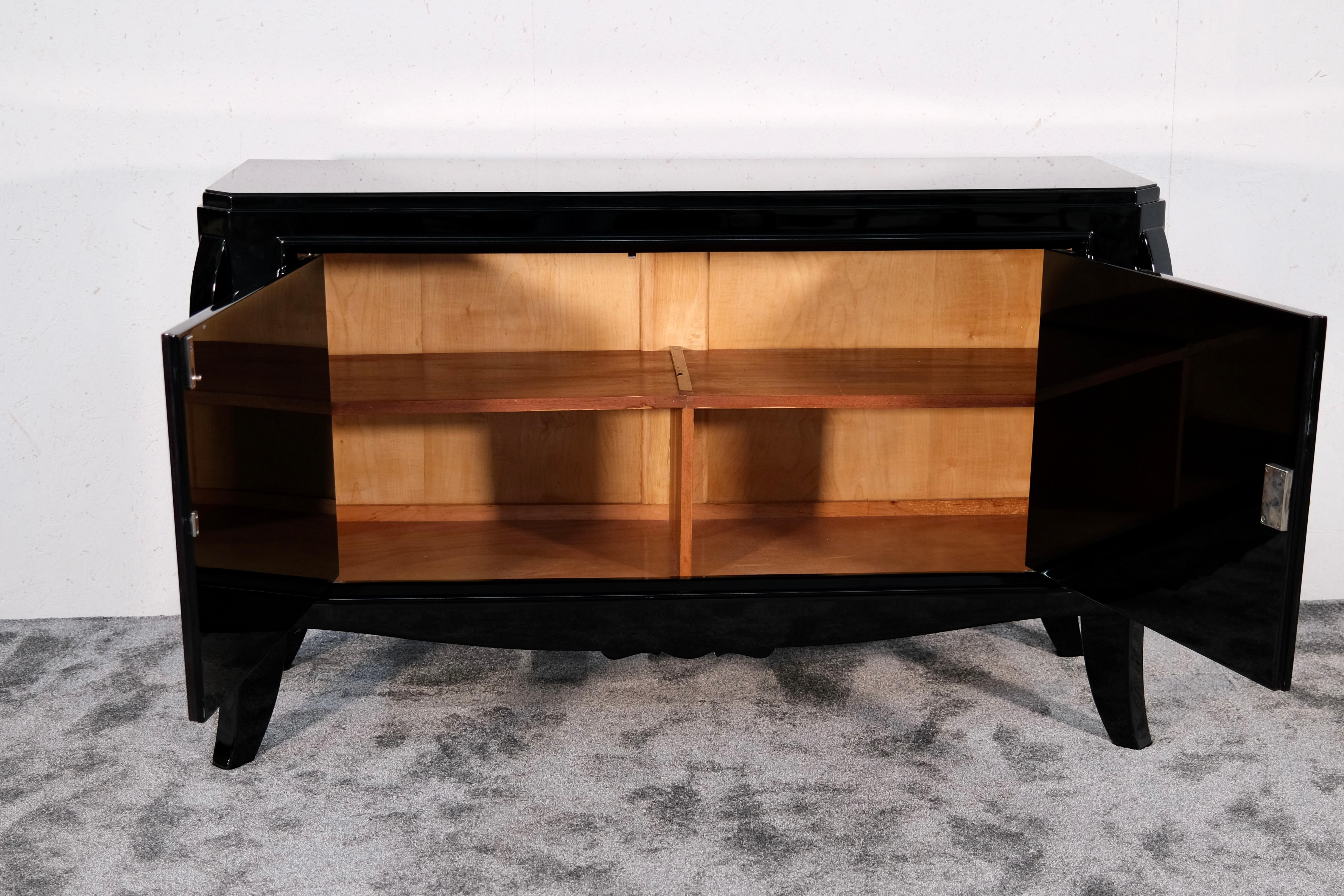 Art Déco Credenza Art Deco francese degli anni '30 in lacca nera con piedi curvi e due ante in vendita