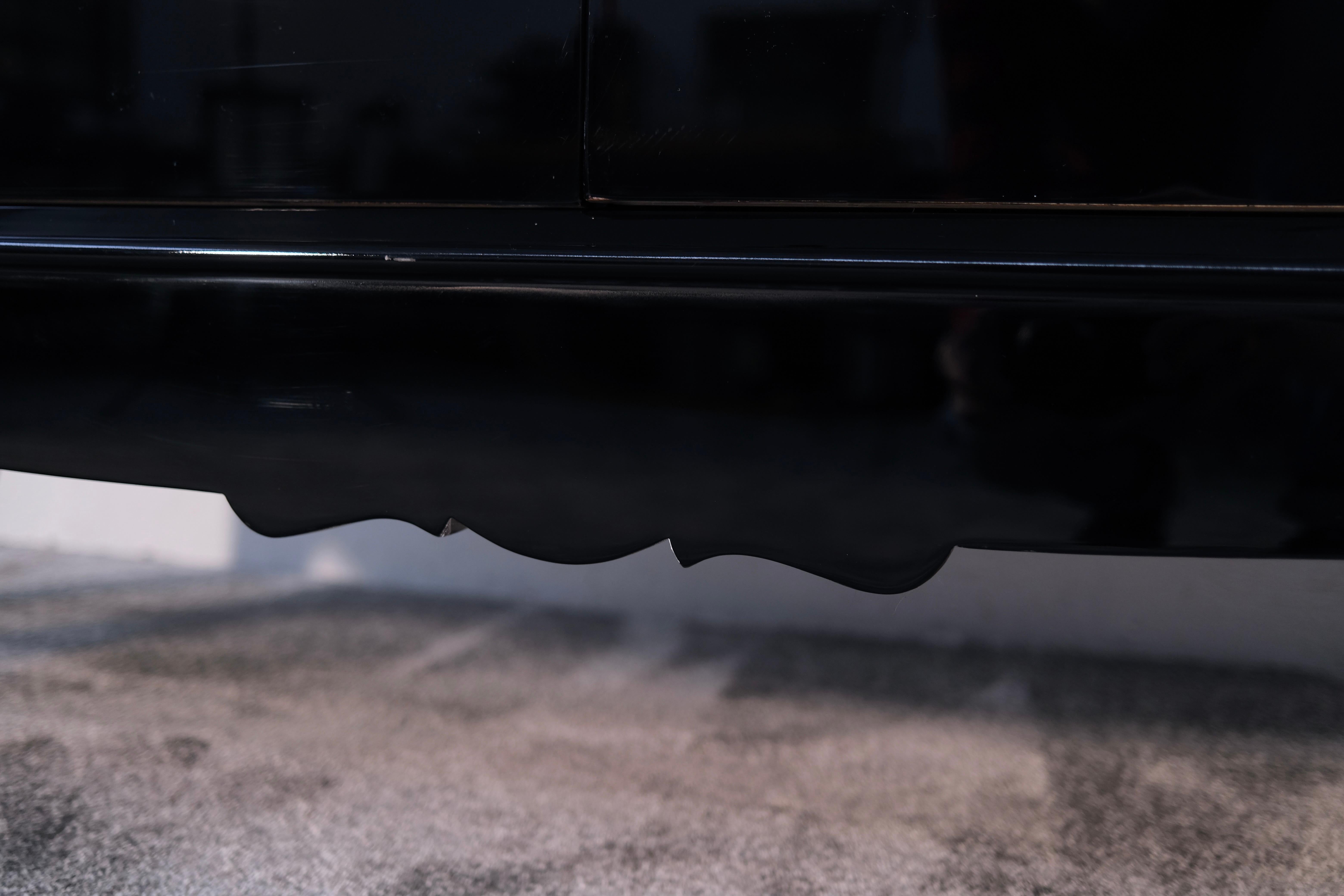 Annerito Credenza Art Deco francese degli anni '30 in lacca nera con piedi curvi e due ante in vendita