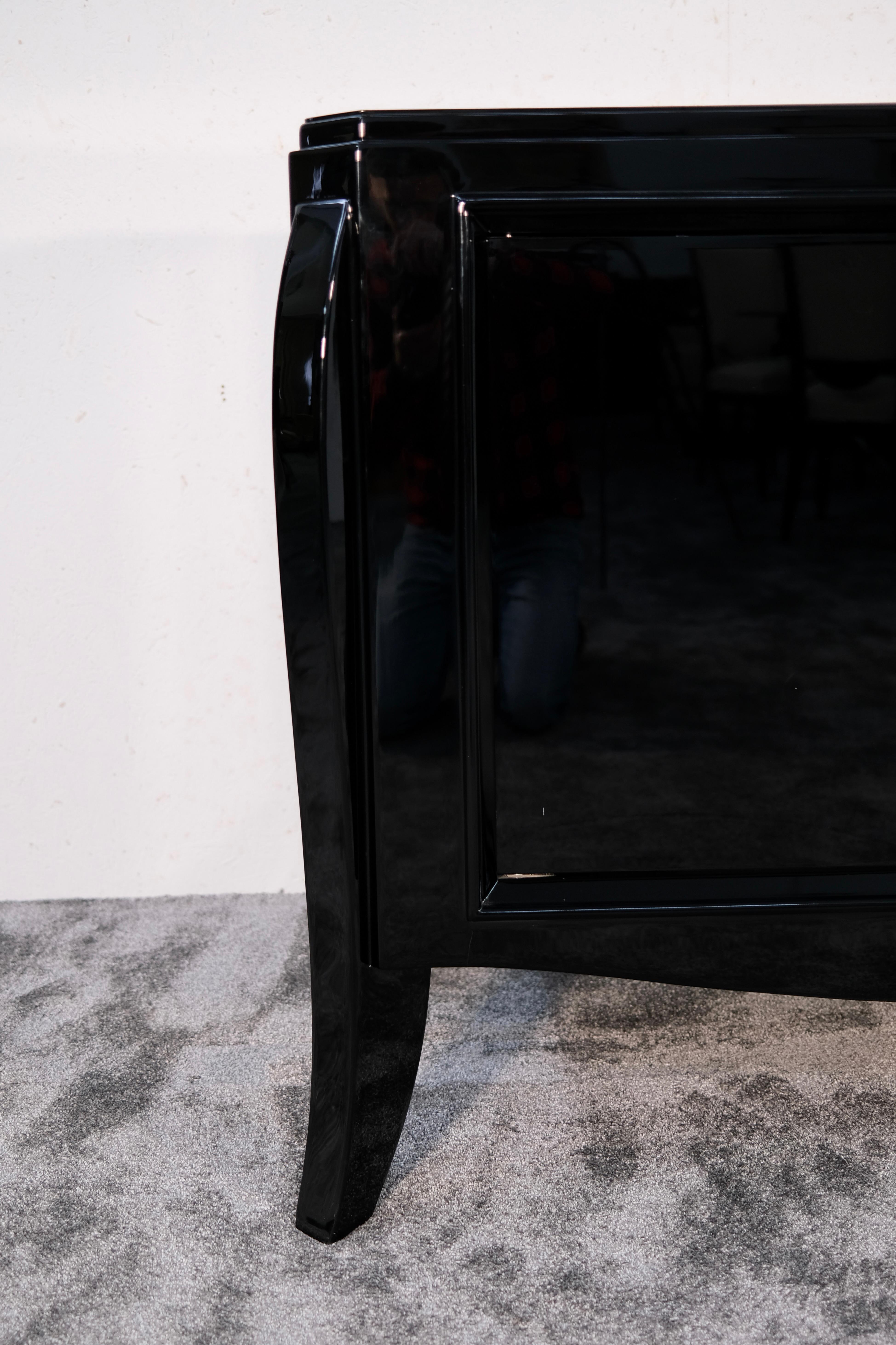 Credenza Art Deco francese degli anni '30 in lacca nera con piedi curvi e due ante In condizioni buone in vendita a Ulm, DE