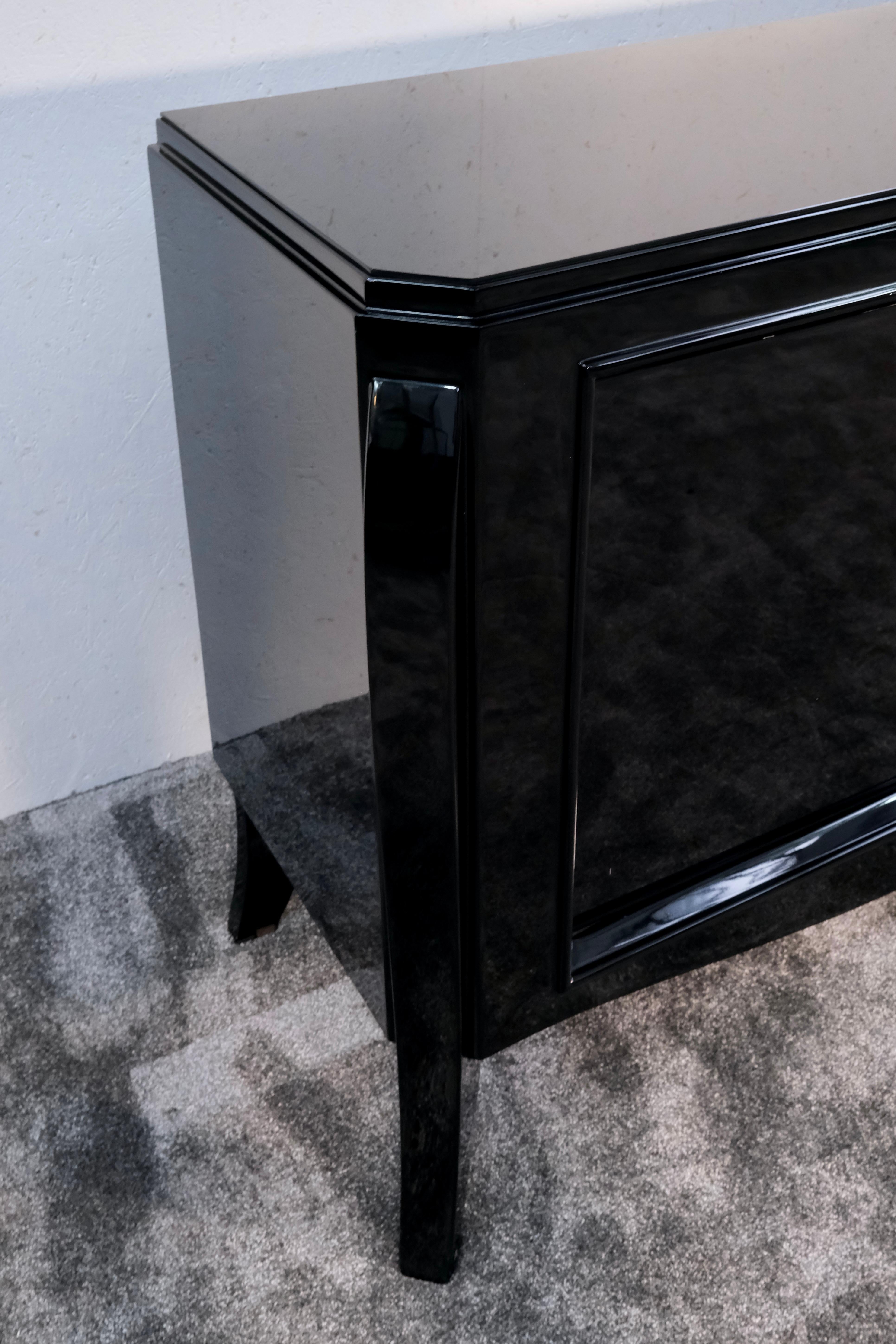 Metà XX secolo Credenza Art Deco francese degli anni '30 in lacca nera con piedi curvi e due ante in vendita
